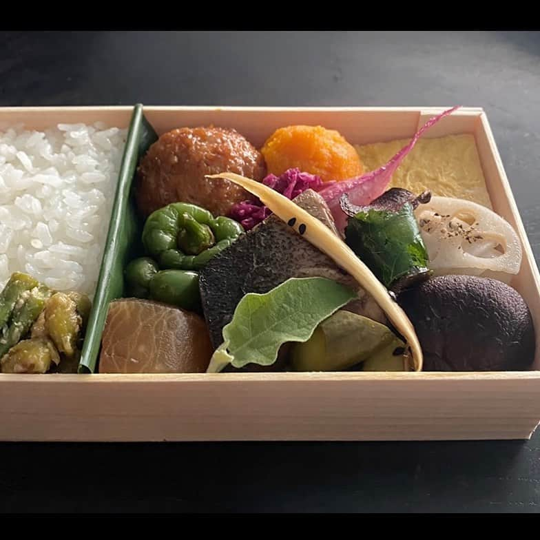 後藤しおりのインスタグラム：「ぼだっこ海苔弁当、土鍋ごはん弁当・七寸、八寸、イレギュラーの出荷。写真はごはん量100グラム指定、食材指定のイレギュラーのお弁当。久しぶりに牛蒡かりんとう、ピーマンは実山椒煮。今日も一日、お仕事頑張れますように。」