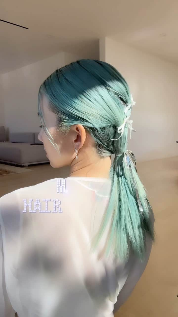 三苫愛のインスタグラム：「@pluiehair @pluietokyo マリポサシリーズのヘアピアス🦋 サクッとゴムに引っかけるだけで簡単です🤎」