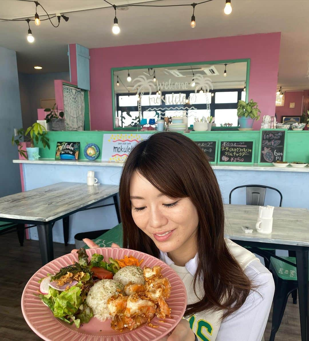 にゃんさんゴルフさんのインスタグラム写真 - (にゃんさんゴルフInstagram)「朝ごはん食べに行ったカフェ💕 国頭郡本部町！ mokulele☀️ モクレレ  7時からやってるよー！ 美ら海水族館の近く🦈  悩んでガーリックシュリンプにした〜🦐🧄  #ガーリックシュリンプ#ガーリックシュリンププレート  #沖縄朝食#沖縄モーニング #本部町カフェ#国頭郡グルメ #モクレレ #海のみえるカフェ#海沿いカフェ #mokulele#breakfast#morning#okinawa」11月15日 11時31分 - miiiii0228