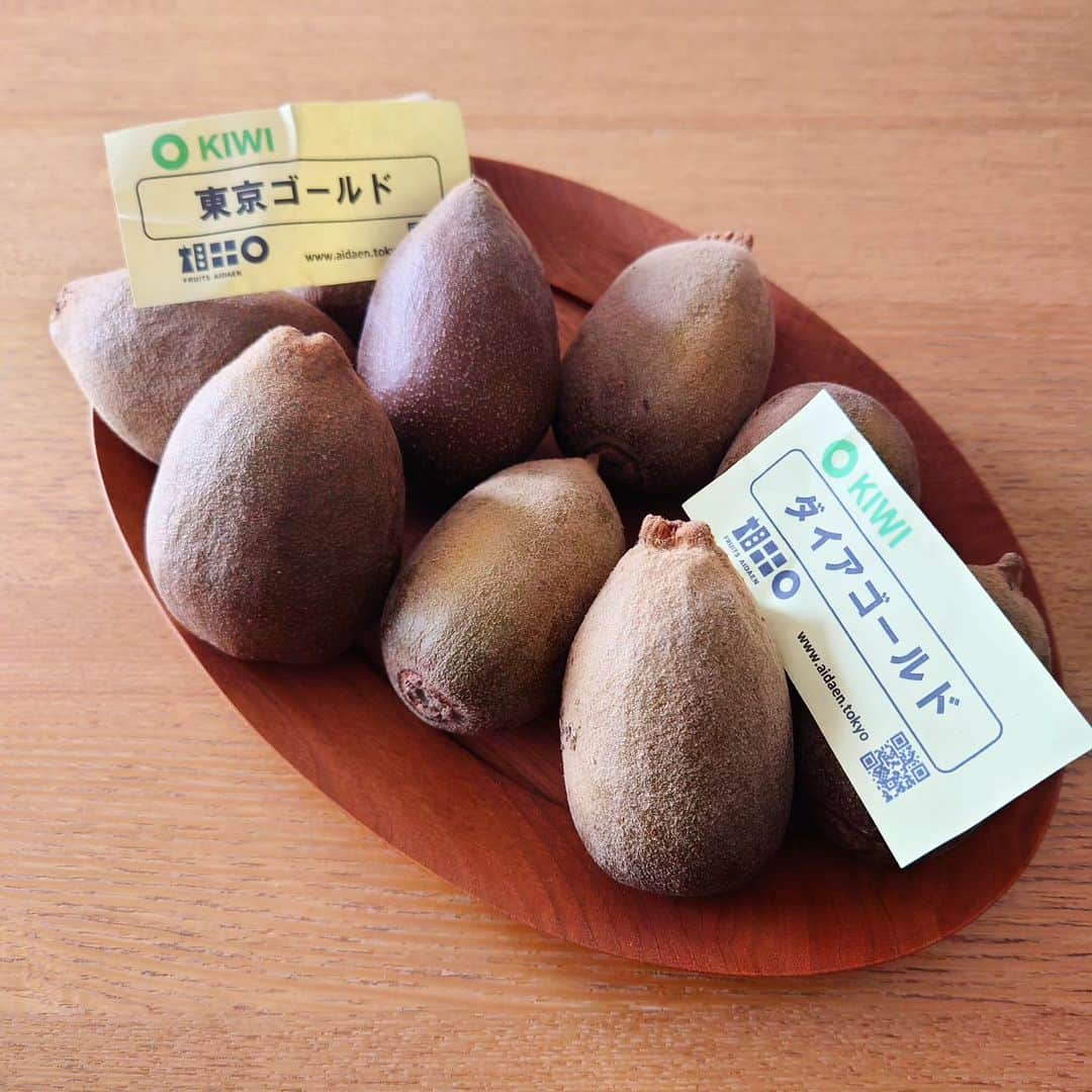 おおぬまゆきのインスタグラム：「. . 相田園さん @aidaen.tokyo にキウイ🥝を買いに。 ここ数年は、フルーツの中で一番キウイが好き♡ 朝が楽しみー。  今日から焼き芋が始まったみたい🍠 次は食べたい!!  今月のレッスン参加の皆さま、ソフトクリームもあるみたいよー。 . . . #相田園 . . .」