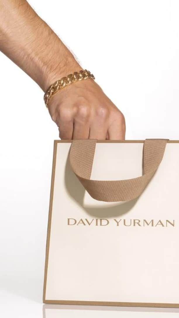 デイビット・ユーマンのインスタグラム：「All wrapped up. Explore iconic gifts for him at the link in our bio.   #DavidYurman」