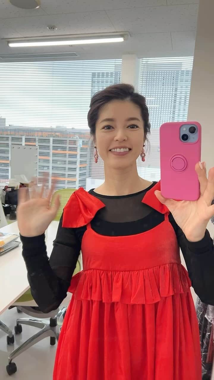 神田愛花のインスタグラム：「今日も楽しくフジテレビ『ぽかぽか』、 みんな元気でお伝えしまーす🩷 是非ご覧下さい✊🏻✊🏻  #NYC #ニューヨーク #Barbie #バービー #pink #ピンク #フジテレビ #ぽかぽか #楽屋のお弁当リポート #神田愛花」