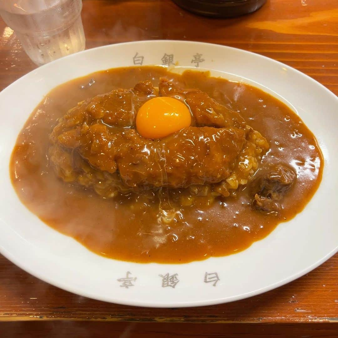 本城聡章さんのインスタグラム写真 - (本城聡章Instagram)「近頃レトルトでハマりにハマってる🍛をお店でも食べてみたくて行ってきた。甘くて辛い🥵けど旨い😋  そしてようやく…地下鉄で最寄駅に着くとアナウンスもされるw超人気の🍜店へ行ってきた！美味しかった〜😋」11月15日 11時43分 - honjo