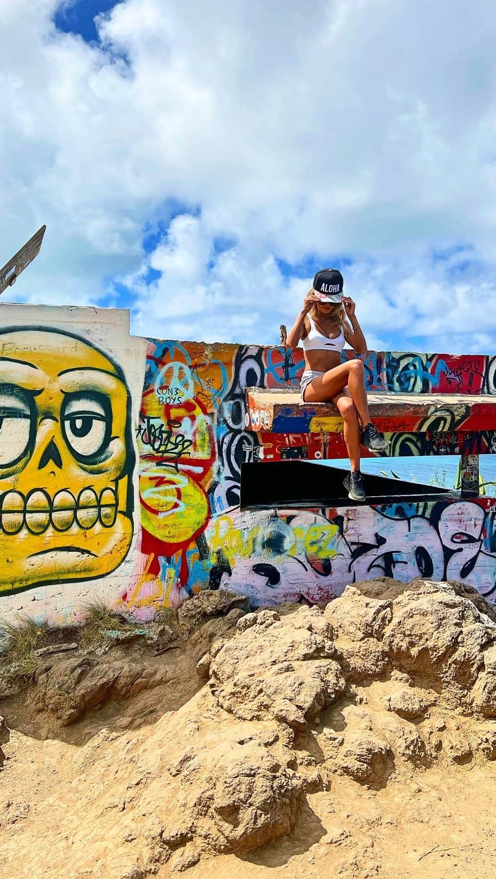 shihoのインスタグラム：「📍Lanikai pillbox ・ #hawaii#islandofoahu#oahu#ハワイ#trip #オアフ島#travel#loco_hawaii#travel_jp #funtorip#タビジョ#旅MUSE#genic_travel #genic_mag#たびねす#旅行#genic_hawaii #lanikaipillbox#カイルア#lanikaibeach#sea #kailua#lanikai#pillbox#views#oahuhawaii #tabijyomap_hawaii#lealeahawaii#2023」