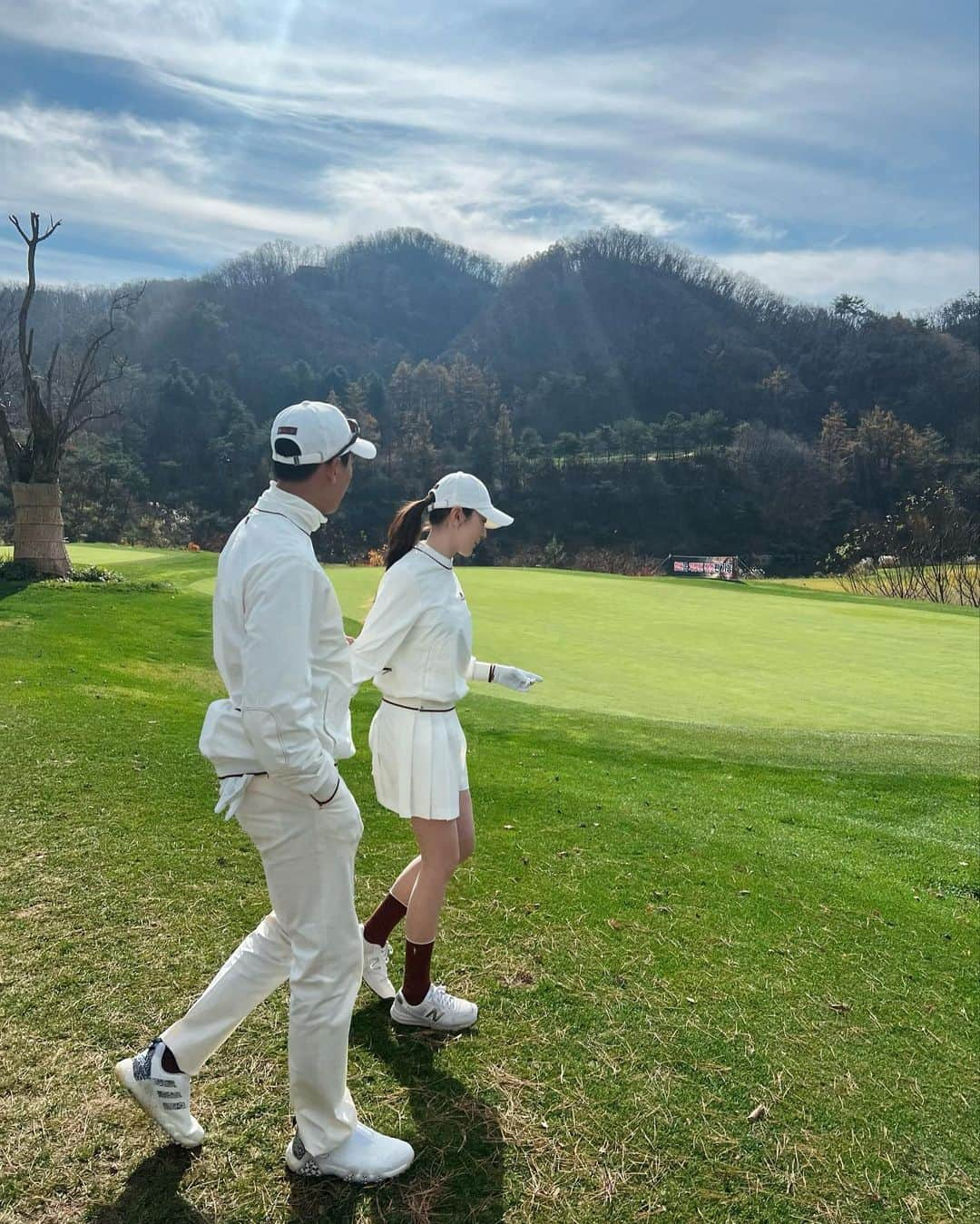 ユ・ヘジュさんのインスタグラム写真 - (ユ・ヘジュInstagram)「정말 오랜만에 둘이서 나온 필드⛳️ 그 와중에 유준이랑 함께함👶🏻🙄 (유준이랑 먹태로 볼마커 만들어 주신 쥬디바님 감사합니다😚 퍼터할때 넘 행복했어여ㅋㅋㅋㅋㅋㅋ🫶🏻)」11月15日 11時37分 - r_yuhyeju