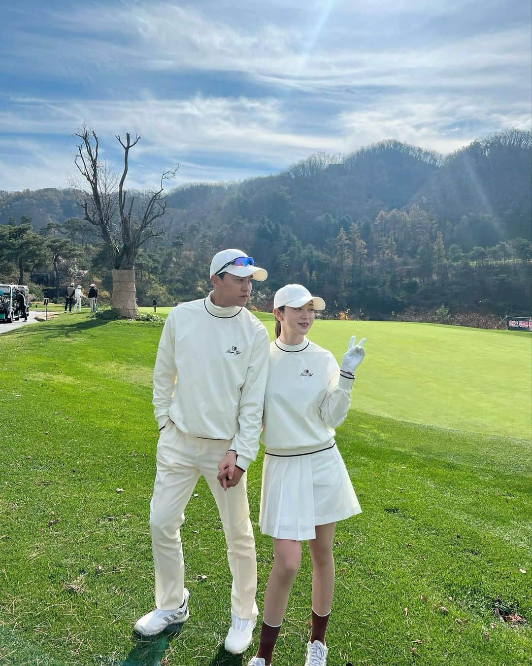 ユ・ヘジュのインスタグラム：「정말 오랜만에 둘이서 나온 필드⛳️ 그 와중에 유준이랑 함께함👶🏻🙄 (유준이랑 먹태로 볼마커 만들어 주신 쥬디바님 감사합니다😚 퍼터할때 넘 행복했어여ㅋㅋㅋㅋㅋㅋ🫶🏻)」