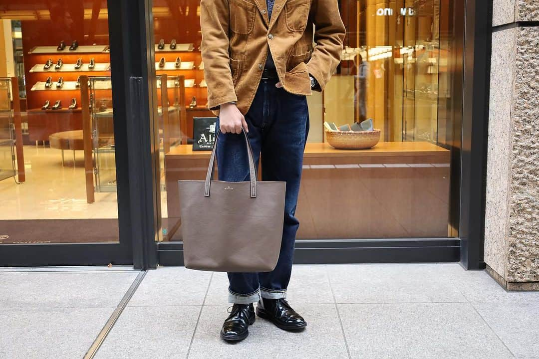 ラコタハウスさんのインスタグラム写真 - (ラコタハウスInstagram)「THE LAKOTA HOUSE　ORIGINAL TOTE BAG　  LHS-001 MATERIAL：牛革  COLOR：OAK  SIZE：H:335/W:340/D:120  PRICE：￥44,000- (inc.Tax)  #alden #aldenshoes #thelakotahouse #totebag #オールデン #ラコタハウス #トートバッグ」11月15日 11時38分 - thelakotahouse