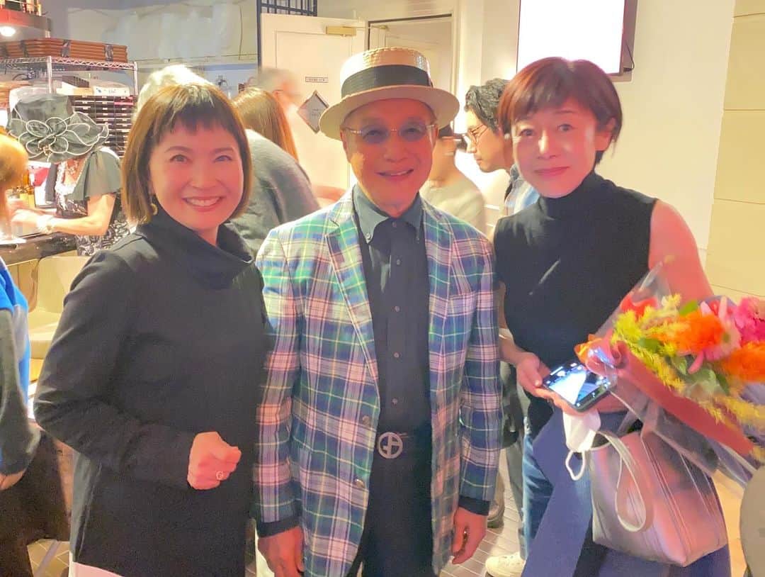 神野美伽さんのインスタグラム写真 - (神野美伽Instagram)「11月15日  みなさん おはようございます  すっかり冬の陽気となりましたね。 部屋の中では加湿器がすでに大活躍してくれています。  さて、  昨晩、 とても嬉しい出来事がありました。  長年、NHKの制作プロデューサーとしてお仕事をなさり、 82歳になられた現在も、 ご自分の会社で沢山の番組制作に関わっていらっしゃる福家菊雄さんのLIVEに昨晩お邪魔しました。  福家さんは、 昔からJAZZが大好きで、 ご自分でもクラリネットを演奏なさるのですが、 そのサウンド、感動的に素晴らしいのです。  そして、 大阪人特有の面白味たっぷりなお人柄、 私にとってじつに貴重な存在で、 思えば、 私に「笠置シヅ子さんのブギー」を歌うことを一番最初に勧めた人でもあります。  その福家さんがNHKのプロデューサーでいらした昔から、 私は「福家のお父さん」と呼んでいます。  プロデューサーに対して失礼な呼び方ですが...  じつは、  福家さんのご長女ミホさんと私は、 大阪の相愛学園　高等学校の同級生なのです。  彼女は、 学生時代から芸能活動をしていて、 歌手デビューが決まっていた私は、 とても身近な存在に思っていました。  そのミホさんと昨晩、 なんと！！ 卒業以来39年ぶりに会うことが出来たのです。  とても嬉しかった。  お互い、なかなか良い歳になり（笑） またこうして出会えたことに感謝です。  #JAZZ  #デキシーランドジャズ　#クラリネット　#NHK」11月15日 11時39分 - mika_shinno_japan
