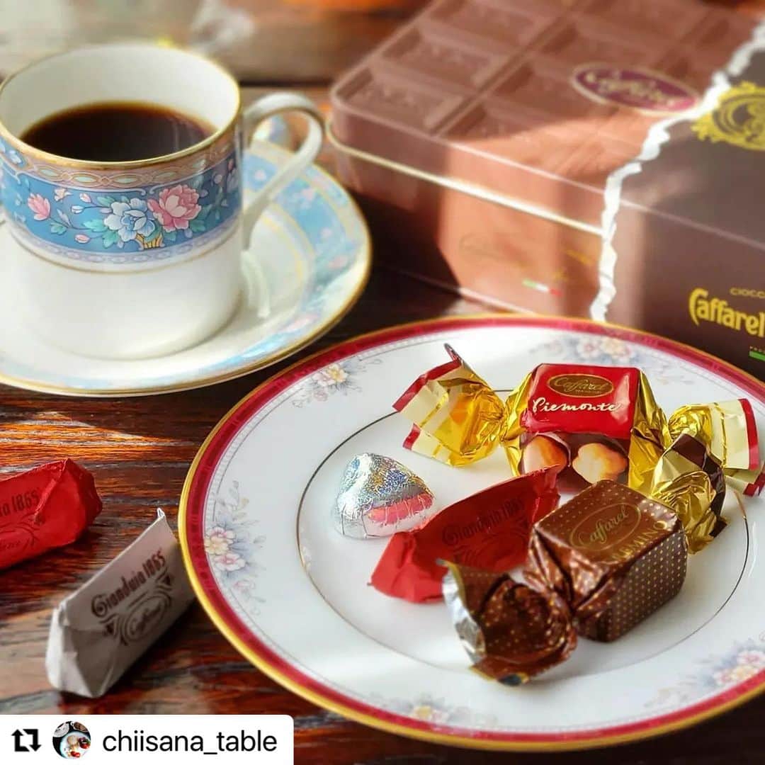 カファレルチョコレートさんのインスタグラム写真 - (カファレルチョコレートInstagram)「. #カファレルアンバサダー2023 @chiisana_table さまにご投稿頂きました📷🍫  素敵なご紹介をありがとうございます。  どちらも今年の10月から販売された新シリーズ🐈 チョコレートが特に美味しいこれからの季節にカファレルのチョコレート缶をお試しください🍫🌟  #カファレルアンバサダー2023 #カファレル #ジャンドゥーヤ #caffarel」11月15日 11時39分 - caffarel_hy