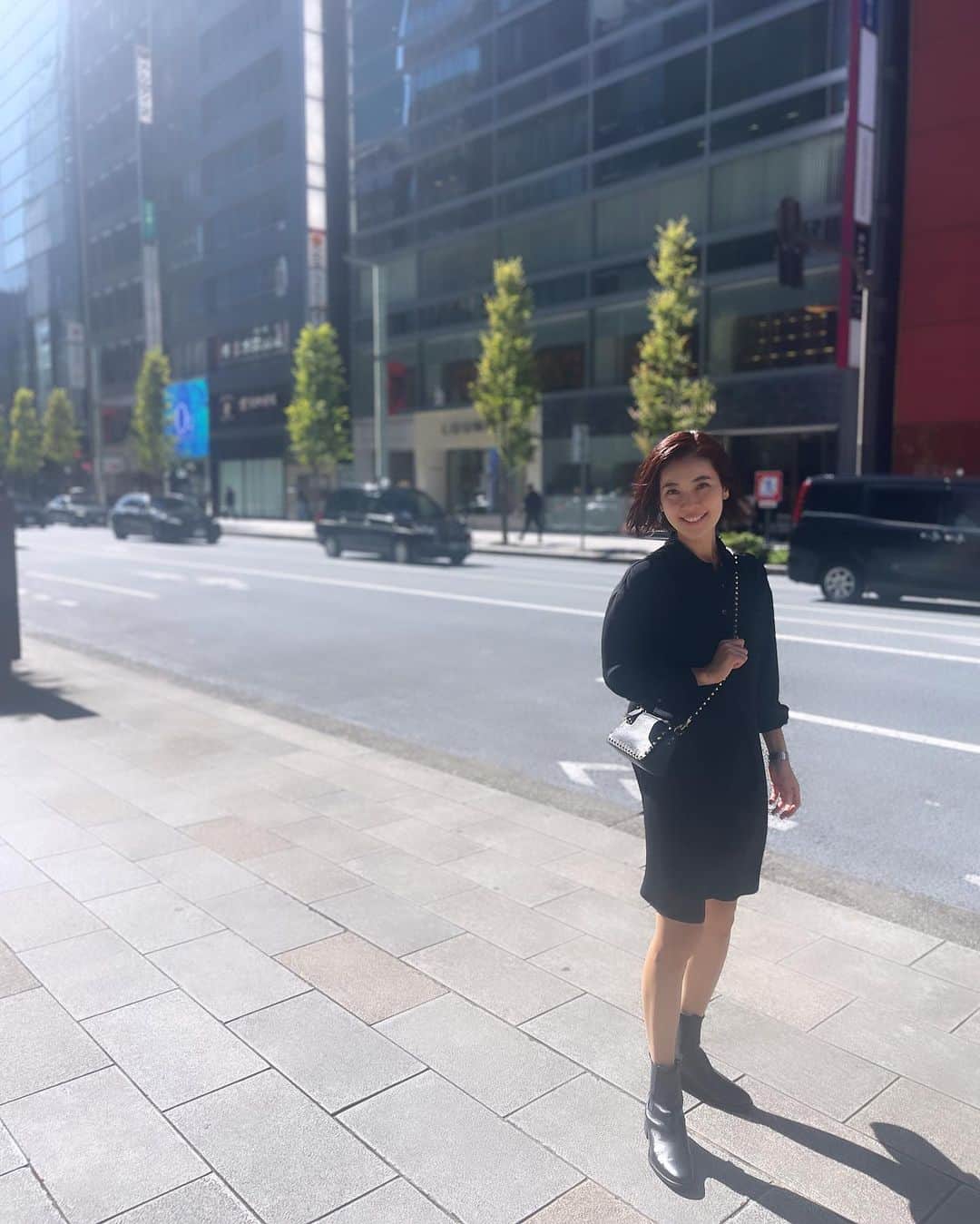 小川りかこのインスタグラム：「銀座も2、3年じゃ考えられな位くらい外国人観光客の方が増えてたな〜😳  この日は久しぶりの全身ブラックコーデ🖤  #銀座#ginza#コーディネート#コーデ#ブラックコーデ#ブラック#style#ワンピース#onepiece  #valentino#ショートブーツ#shortboots」