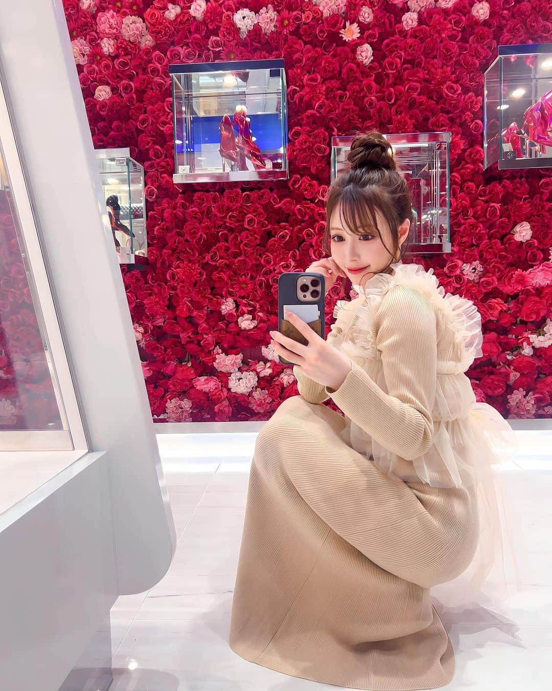一ノ瀬えみりのインスタグラム：「ふわふわの服着たら身体太く見える🐷🪽　  でもたまには可愛い系のお洋服👼🏻🫧  🩵すすきの 🩵南5西4 南興ビル8階 🩵店舗▷妃翠 🩵一ノ瀬えみり」