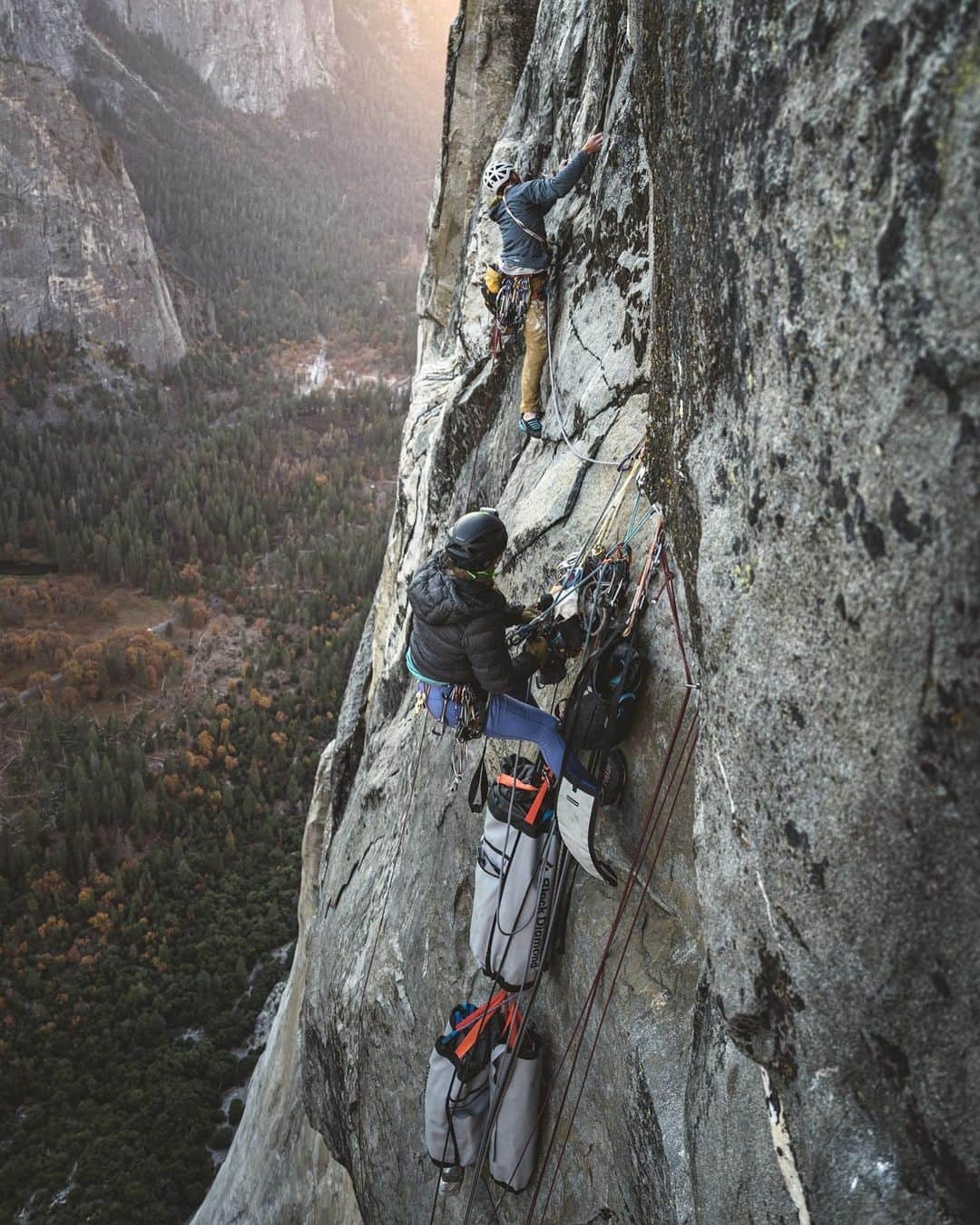 ヘイゼル・フィンドレーさんのインスタグラム写真 - (ヘイゼル・フィンドレーInstagram)「Yesterday we topped-out on El Niño. Angus managed to free all the pitches over 5 days which was super impressive to witness. I sent 4 of the hardest pitches but failed to free the 2 final hard pitches.   Overall the experience was extremely positive for me even though I failed to send. Judging from the comments and DMs I feel like some people interpreted the sentiment of my previous post more negatively than I intended. I’m trying hard with my Instagram to share the deeper layers of my experience and some aspects of my psychology that I haven’t worked out yet. With this comes the risk of being misunderstood and I often find that people want to stay in the realms of black-and-white thinking along the lines of ‘she’s winning’ or ‘she’s losing’.   I failed, struggled to dig deep on the hard pitches AND I had an amazing experience that I’ll treasure forever with my partner, and I’m still learning a lot about myself through climbing. All these things can be true at the same time. For me that’s what it’s all about: having memorable positive experiences (albeit hard and challenging at times) and learning. The sends (although nice) are secondary and El Niño certainly ticked those 2 important boxes.   I’ll write more about this in coming posts but thanks for bearing with me while I think out loud here 😊   Thanks @angus.kille for the great time,  @_drew_smith_ and  @blackdiamond for the epic photos. It’s so important to have people around you that support and celebrate you when you achieve, and also when you don’t. And well done to @amity.warme , Brent Barghahn and Angus for sending this week! Strong work guys, it’s no easy route especially with the final wet pitch!」11月15日 11時50分 - hazel_findlay