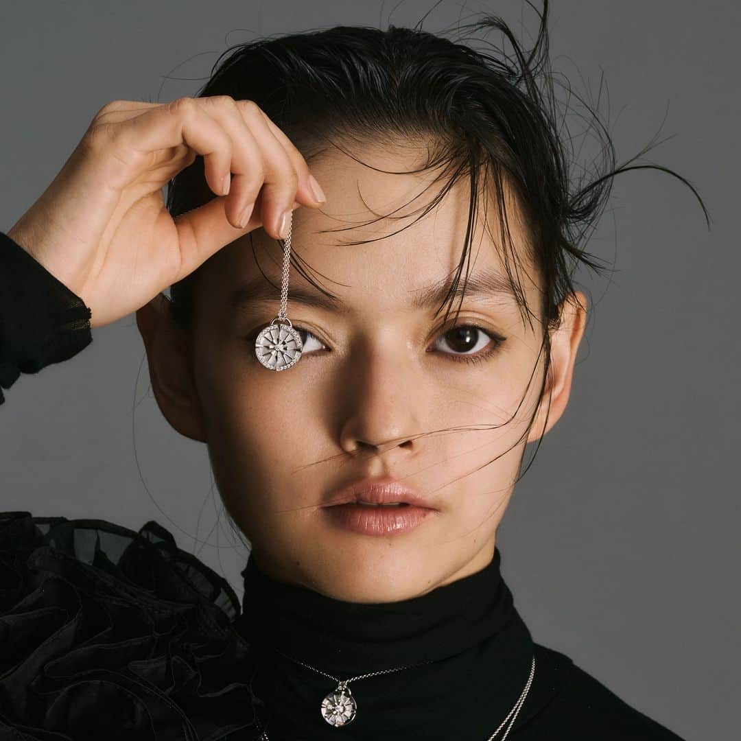 Mikimotoさんのインスタグラム写真 - (MikimotoInstagram)「LOOK BOOK of 6 women  Vol.5 – for NATSUKO (@natsuko93_official)  With a length that is adjustable according to one’s outfit and mood, the “LUCKY ARROWS” pendants come in two medallion sizes. Layer four to achieve an even more luxurious look.  装いとムードに合わせて長さを自由に調節できる新作「ラッキー アローズ」。大小のペンダントを2つずつ、計4本重ねて華やかに。  #MIKIMOTO #ミキモト #LOOKBOOKof6women #LUCKYARROWS」11月15日 12時00分 - official_mikimoto