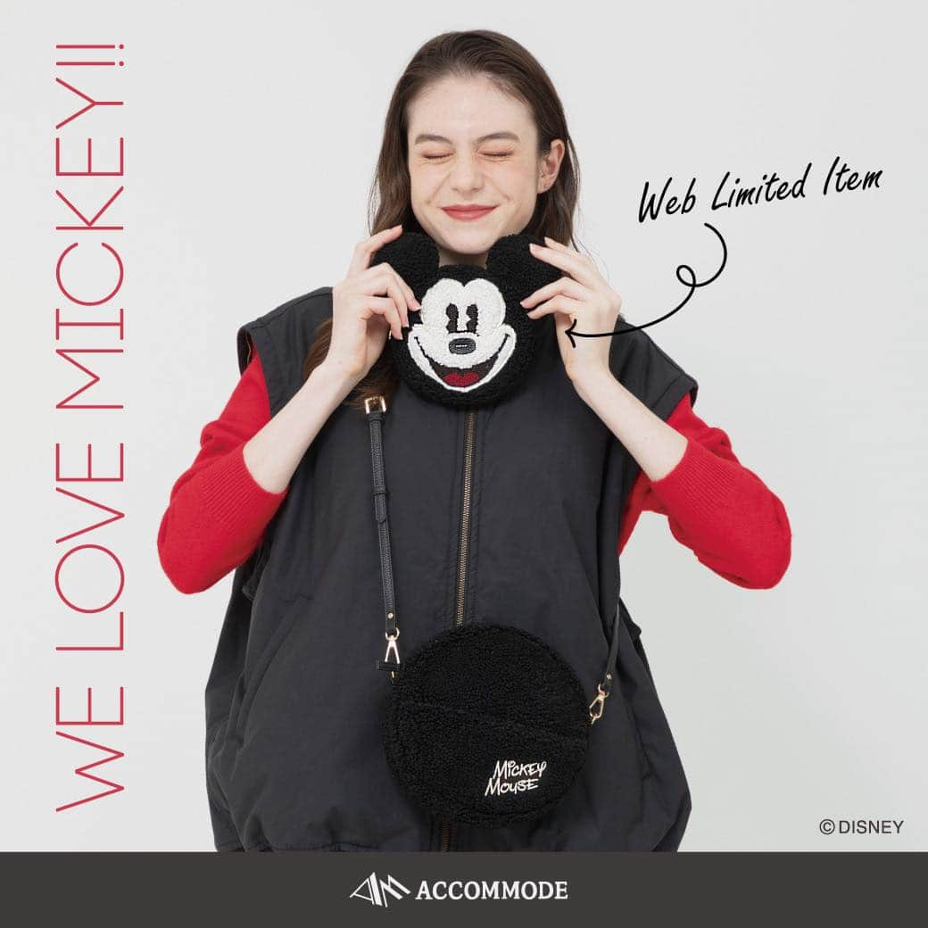 Accommodeさんのインスタグラム写真 - (AccommodeInstagram)「【MICKEY MOUSE】WEB Limited‼︎  11月はミッキーマウスファンにとっても 特別な月...🍰🖤  サークル型のショルダーバッグが新登場📣‼︎ ミッキーマウスが顔を覗かせる、とびっきりな可愛さ...🫣  もこもこのボア素材☁️ ミッキーマウスはミニポーチになっていて 取り出すことも可能💖  ポケットにお気に入りのぬいぐるみを 入れて使ってもかわいい...🤫🖤  ✔︎ WEB限定　 　ミッキーマウス/ダイカットポーチ＆ボアショルダー 　¥5,390 -  #accommode #アコモデ #アコモデディズニー #ディズニーコレクション #ディズニーコーデ #ディズニーグッズ #ディズニーアイテム #ミッキーコーデ #ミッキーグッズ #ミッキー好きな人と繋がりたい #ショルダーバッグ #ボアバッグ #ダイカットポーチ」11月15日 12時00分 - accommode