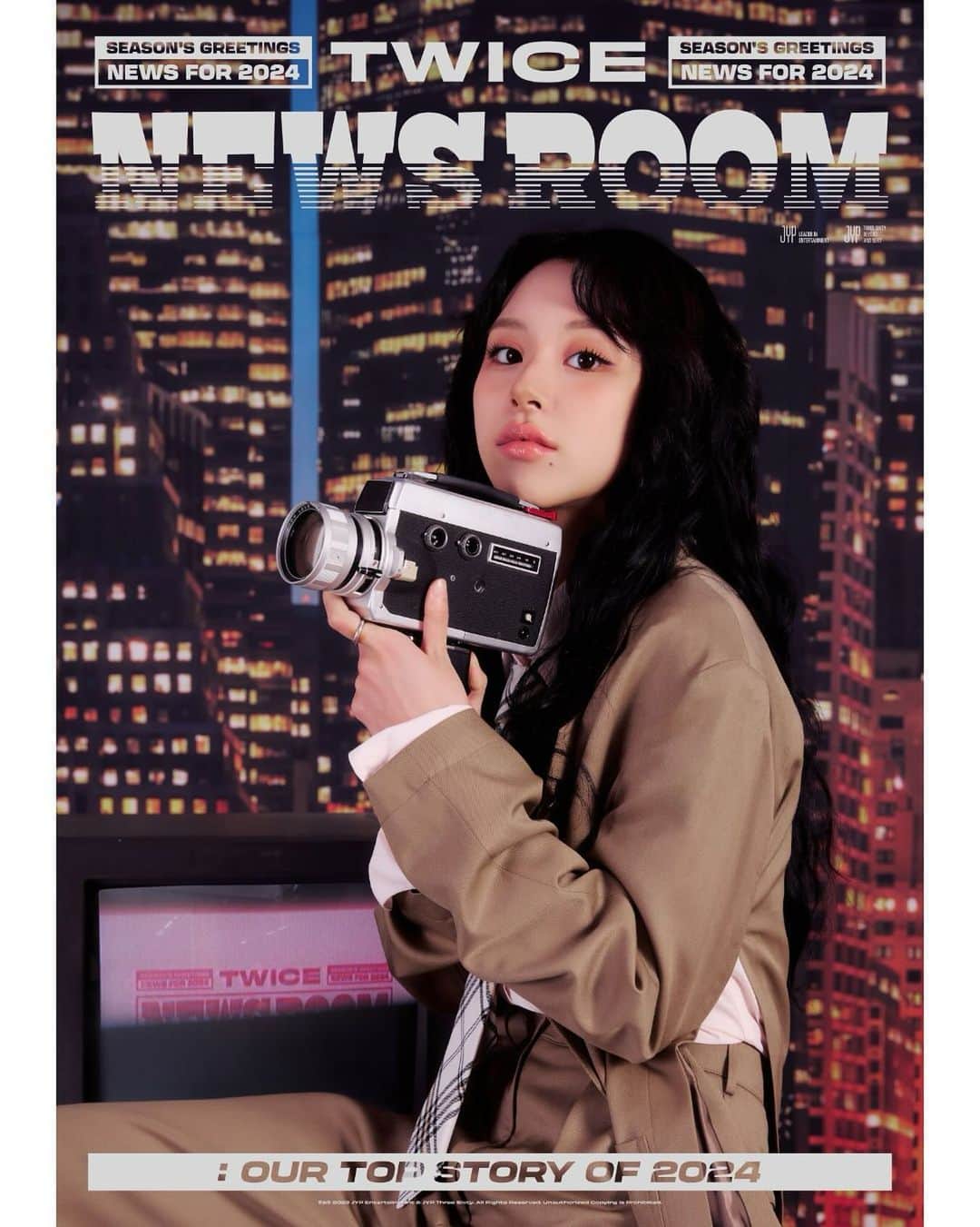 TWICEのインスタグラム：「TWICE SEASON’S GREETINGS 2024 TWICE NEWS ROOM : Our Top Story of 2024🎥  #CHAEYOUNG #채영  PRE-ORDER│2023.11.07 TUE - 2023.11.15 WED (KST)  #TWICE #트와이스 #TWICE_NEWS_ROOM #2024SEASONSGREETINGS」