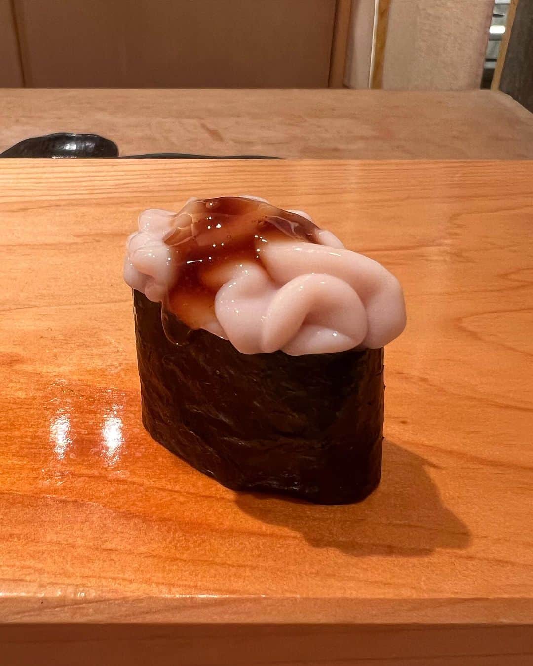 山下まみさんのインスタグラム写真 - (山下まみInstagram)「【日進月歩】 くりや川に日、月限定でオープンするお店🍣 ひたすら握りだけが出てくる。 一品料理も美味しいんだけどね、握りだけ浴びたい時あるよね。 米大好き人間としては。  そんな時最高すぎる…。  #sushi #🍣」11月15日 12時03分 - mamimifood