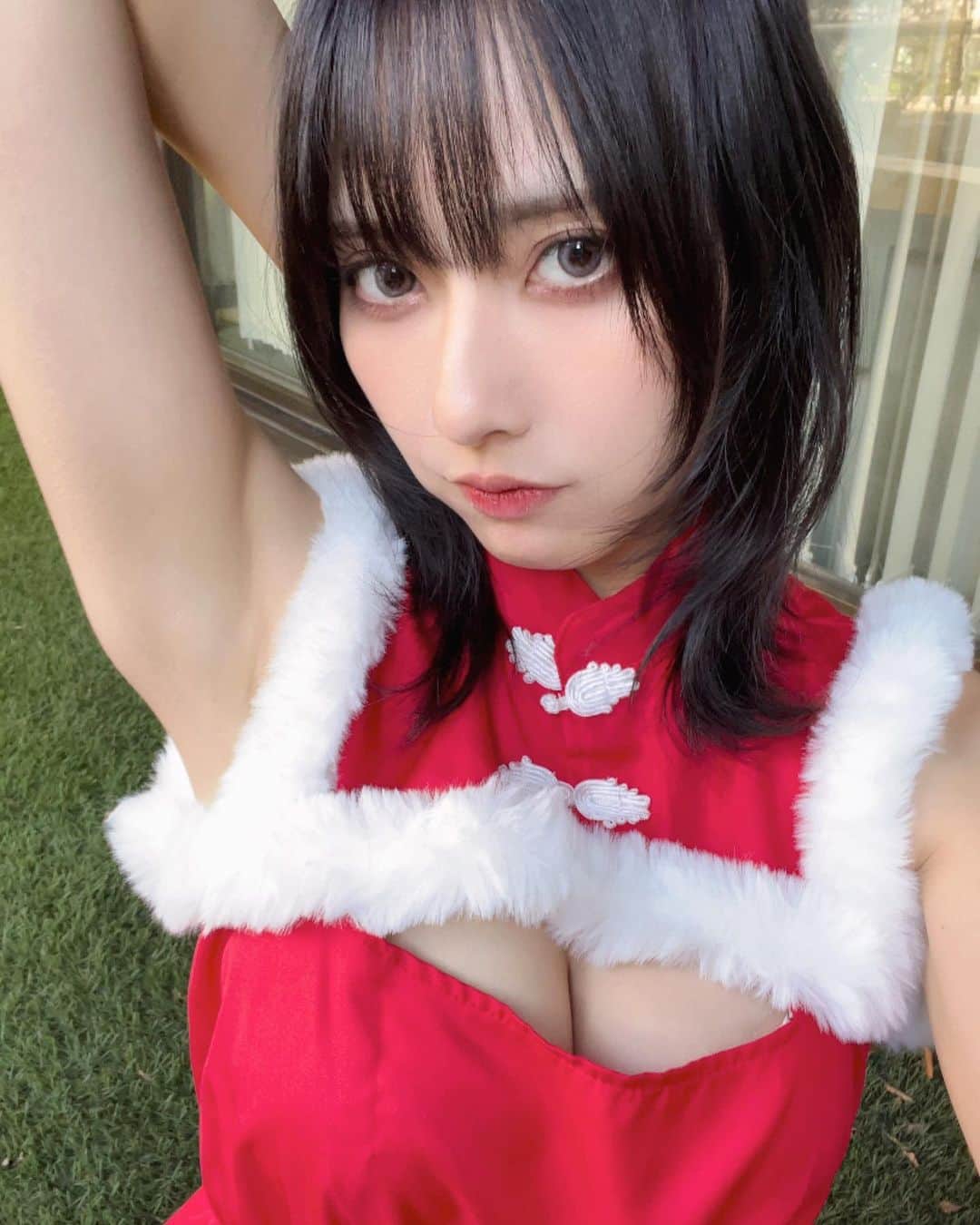 夏目まどかのインスタグラム：「クリスマス宿題チェキ販売中！ 明日までだよ〜！  詳しくは私のTwitterか、インスタのプロフィールにあるストーリー🎄限定発売🎄からチェックしてみてねんᐡ𓂂- · -𓂂ᐡ  #cosplay #me #japanesegirl #サンタ #コスプレ #sexy #レイヤーカット #黒髪」