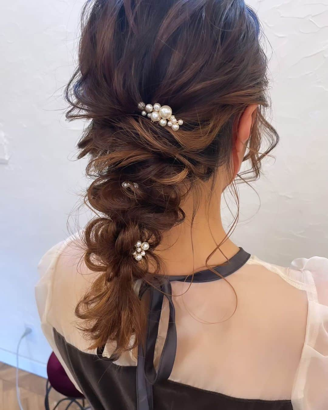 梅田ナチュラルセットサロンRiccoのインスタグラム：「🩶　@hair_make_ricco  ・ 結婚式の参列におすすめな  #あみおろし  ・ 今どきヘアでかわいさ抜群です！！  ・ ・ お飾りでよりおしゃ度あっぷします🌻🌻 Riccoでは、パール、リボンなどの アクセサリーも販売しております🌷✨ ・ ・  当日の気分で付けれたりもしますので お気軽にご相談くださいませ(⁎ᴗ͈ˬᴗ͈⁎)  🦋‪𓂃 𓈒𓏸🦋‪𓂃 𓈒𓏸🦋‪𓂃 𓈒𓏸  ぜひご予約くださいませ🦢🌼  #梅田セットサロン #ツインアレンジ #ヘアセット #ゆるふわ #アップお団子 #アップスタイル #編み下ろし #ポニーテール #ポニーアレンジ」