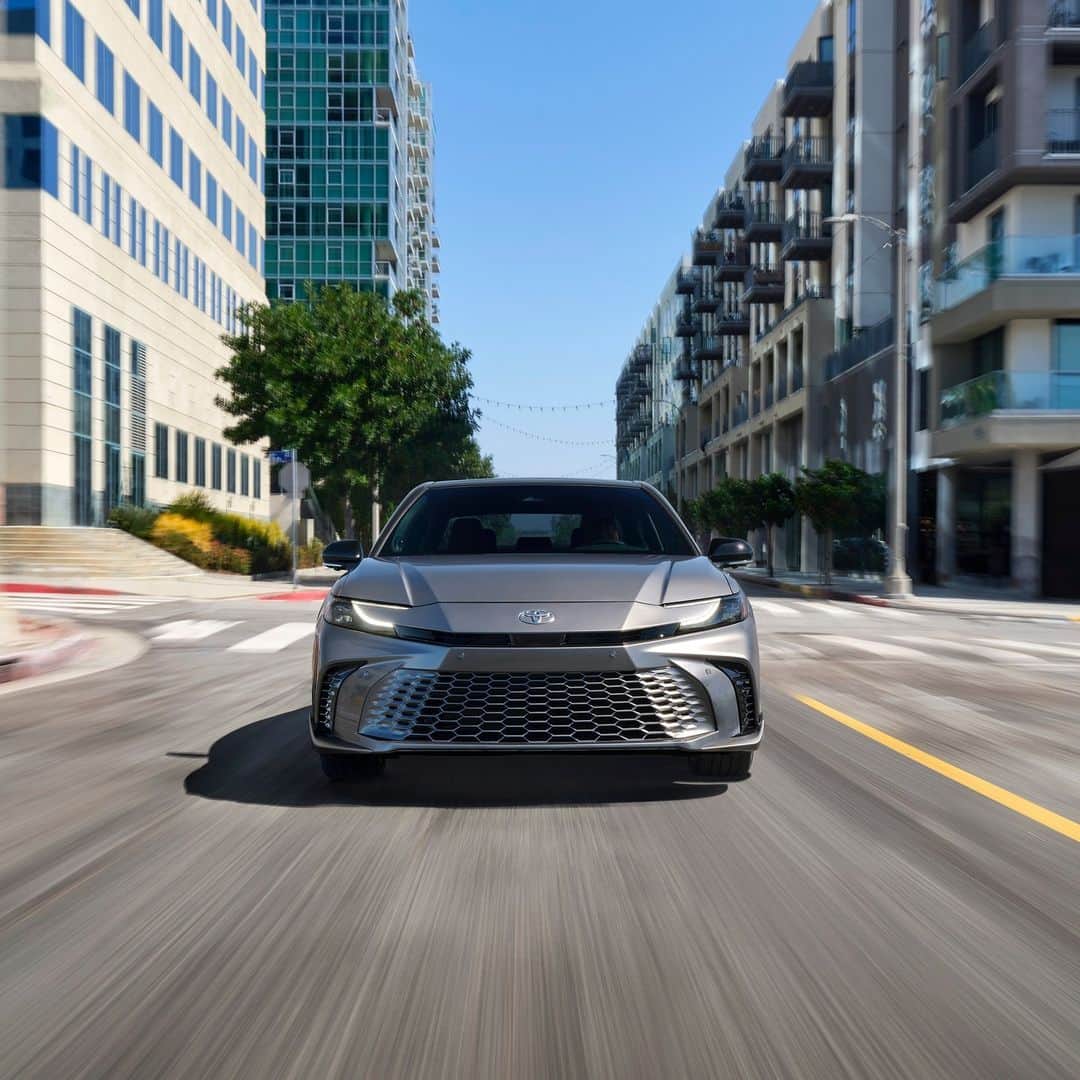 toyotausaさんのインスタグラム写真 - (toyotausaInstagram)「The greatness continues with the new 2025 #Camry. 100% #Hybrid, 100% ready for the road ahead. #LetsGoPlaces」11月15日 12時06分 - toyotausa