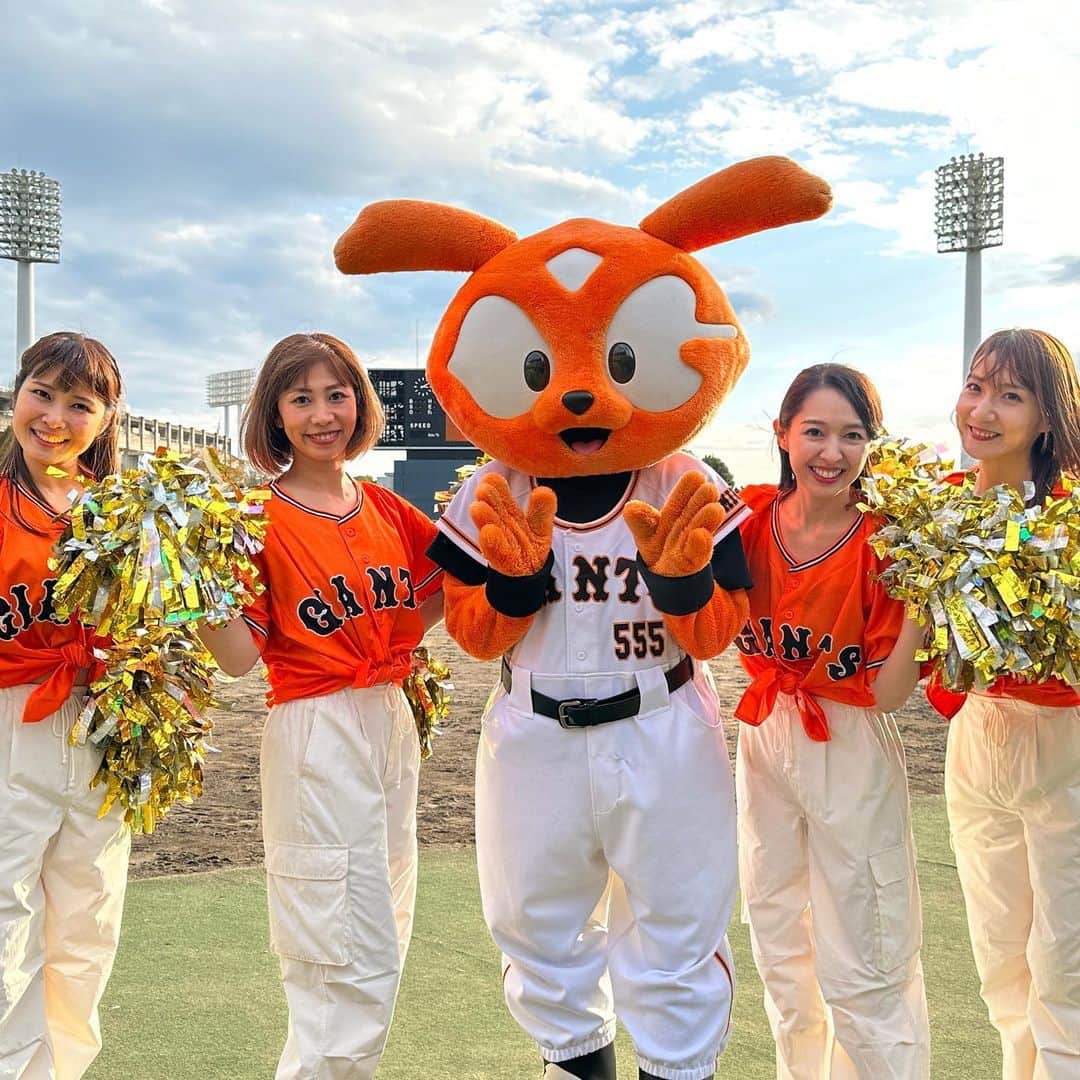 読売巨人軍公式マスコットガール「VENUS」さんのインスタグラム写真 - (読売巨人軍公式マスコットガール「VENUS」Instagram)「◤VENUS OG◢  「巨人レジェンドOB vsジャイアンツ女子チーム」の試合が静岡草薙球場で行われ、 OBと女子チームの試合、、、ということで、ヴィーナスもOGが両チームの応援に駆けつけました⚾️  秋晴れの中の試合☀️ レジェンドOBの皆さんの素敵なプレーの数々、今シーズン優勝総なめの女子チームの皆さんのハツラツとしたらプレーの数々で、大盛り上がりでした！  始球式を務められた #山田邦子 さん、 イニング間を一緒に盛り上げてくださった #さかとも さん、#あれ慎之助 さん、#ガタ岡 さん お写真ありがとうございました😄!!  #ジャイアンツ #giants  #野球 #baseball #東京 #tokyo #ヴィーナス #チアダンス  #巨人 #venus #2023venus #チア #ダンス #奪回」11月15日 12時07分 - giants.venus