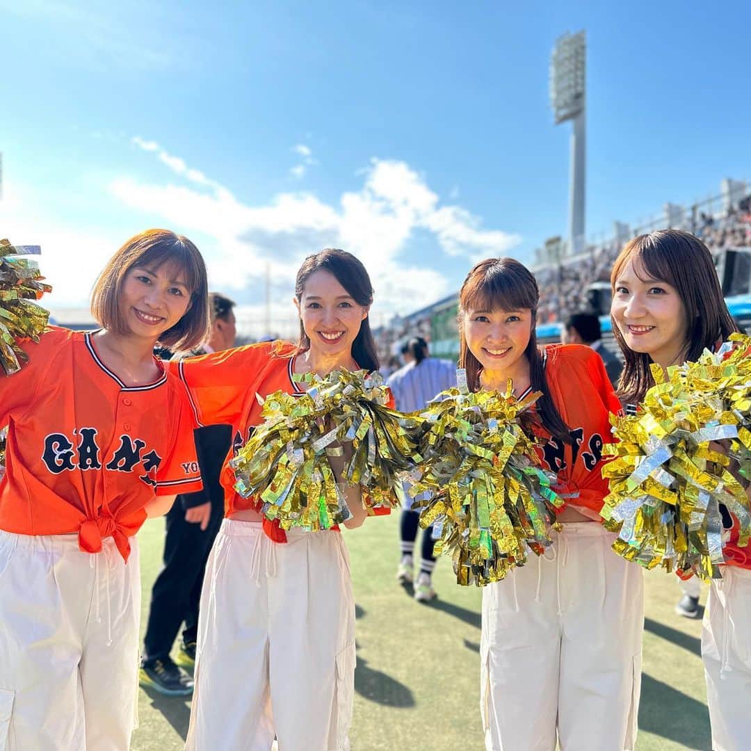 読売巨人軍公式マスコットガール「VENUS」さんのインスタグラム写真 - (読売巨人軍公式マスコットガール「VENUS」Instagram)「◤VENUS OG◢  「巨人レジェンドOB vsジャイアンツ女子チーム」の試合が静岡草薙球場で行われ、 OBと女子チームの試合、、、ということで、ヴィーナスもOGが両チームの応援に駆けつけました⚾️  秋晴れの中の試合☀️ レジェンドOBの皆さんの素敵なプレーの数々、今シーズン優勝総なめの女子チームの皆さんのハツラツとしたらプレーの数々で、大盛り上がりでした！  始球式を務められた #山田邦子 さん、 イニング間を一緒に盛り上げてくださった #さかとも さん、#あれ慎之助 さん、#ガタ岡 さん お写真ありがとうございました😄!!  #ジャイアンツ #giants  #野球 #baseball #東京 #tokyo #ヴィーナス #チアダンス  #巨人 #venus #2023venus #チア #ダンス #奪回」11月15日 12時07分 - giants.venus