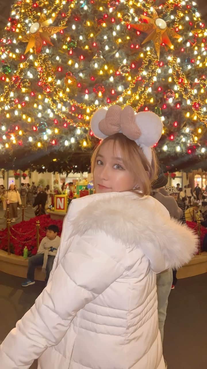 のインスタグラム：「𝑪𝑯𝑹𝑰𝑺𝑻𝑴𝑨𝑺 𝑫𝒊𝒔𝒏𝒆𝒚 𝒍𝒂𝒏𝒅🎄🎶  ずっと着たかったリゼでコーデ組んだ☃ Outer & Knit One piece @resexxy_official   ダウンコート暖かくて昼間は脱いでた笑 これあれば今年の冬乗り切れる❄  ディズニーとか超歩くときは @shaon.official のブーツ🤍  #クリスマスディズニー #disneyland #ディズニーコーデ #ディズニーランド #resexxy #shaon #白コーデ」