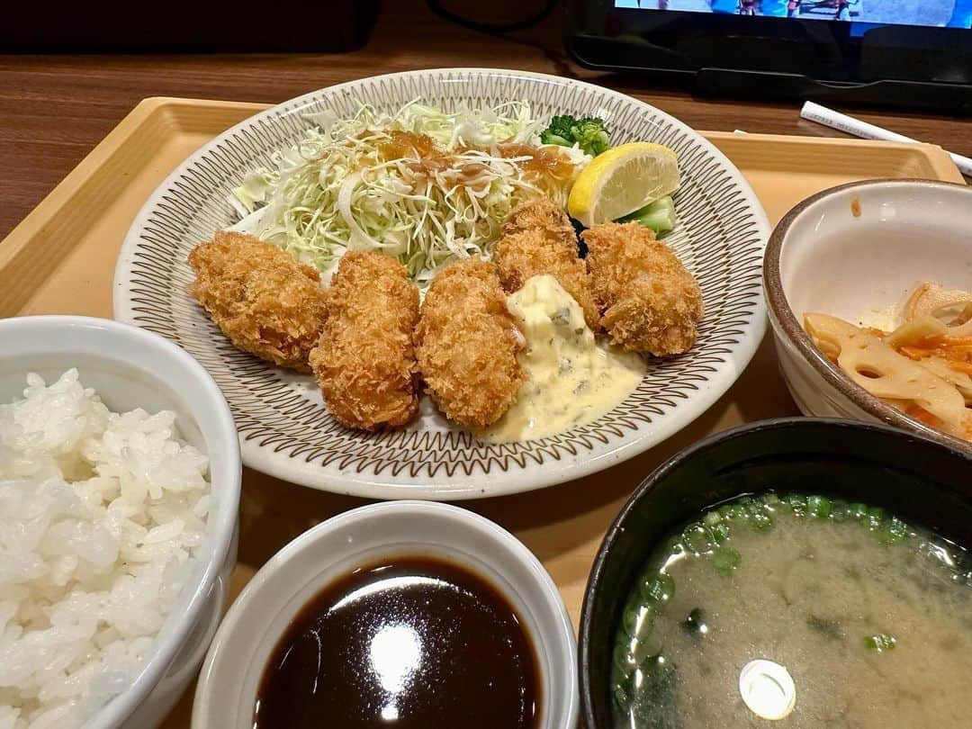 まえちゃんねるのインスタグラム：「今日のランチは、珍しくカキフライ定食。キャベツ多くて助かる👍  #キャベツ好き #ランチ #今日のランチ #カキフライ #カキフライ定食」