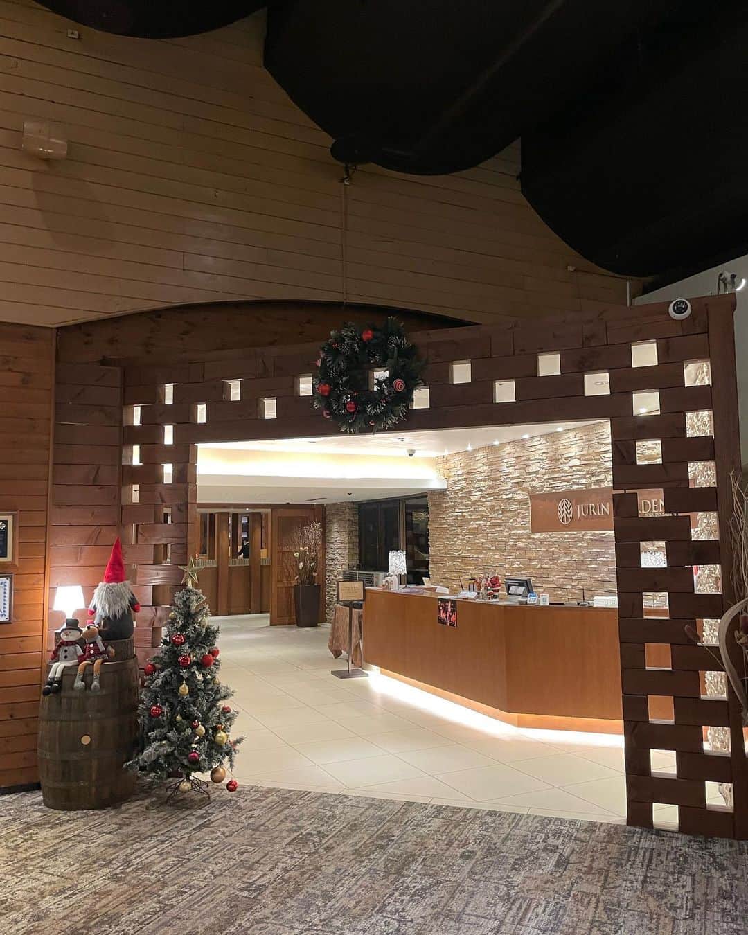 七瀬美月さんのインスタグラム写真 - (七瀬美月Instagram)「now resort hotel 🍁🍂☃❄  入口がクリスマス仕様に🎄🎅 綺麗なホテルで過ごしやすかった🥳  1日目は☃雪降ってて－２°🥶 寒いところの温泉最高すぎる☺️♨︎💞  お部屋の露天風呂に湯もみの板あって 湯もみ体験できた😆💞重い😆  #kusatsu #nowresorthotel  #♨️#agatsuma #snow #テニスコート#卓球#プール  #birthday#20231113#湯もみ #温泉ホテル#草津温泉#草津温泉旅行  #露天風呂付き客室#夫婦旅行#誕生日旅行」11月15日 12時19分 - yskwask1114