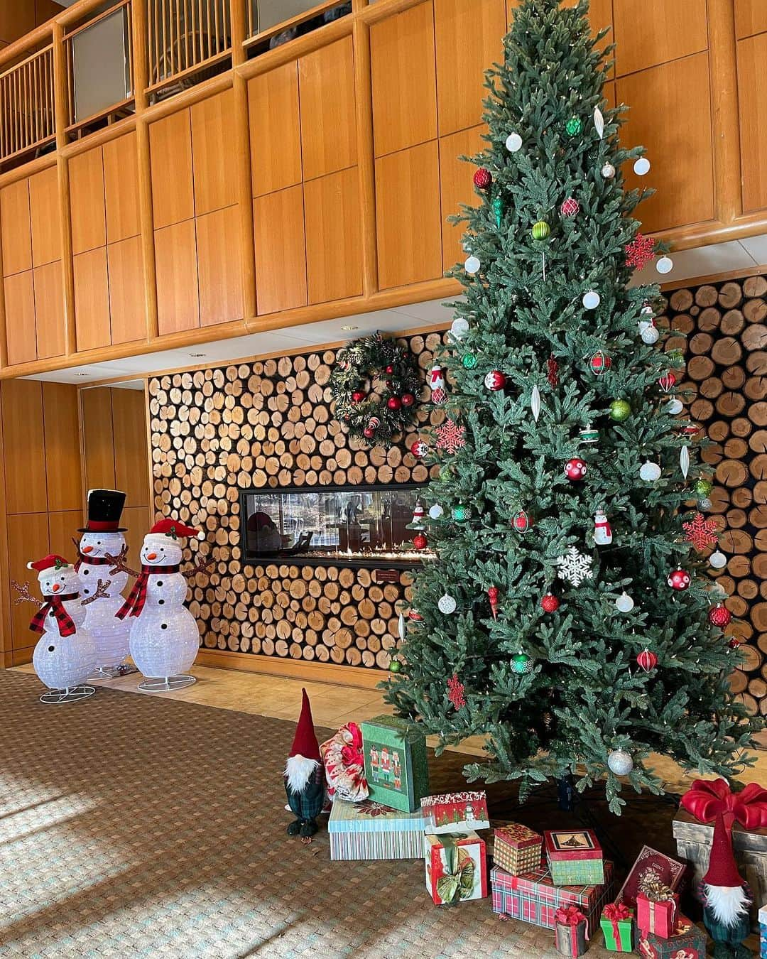 七瀬美月のインスタグラム：「now resort hotel 🍁🍂☃❄  入口がクリスマス仕様に🎄🎅 綺麗なホテルで過ごしやすかった🥳  1日目は☃雪降ってて－２°🥶 寒いところの温泉最高すぎる☺️♨︎💞  お部屋の露天風呂に湯もみの板あって 湯もみ体験できた😆💞重い😆  #kusatsu #nowresorthotel  #♨️#agatsuma #snow #テニスコート#卓球#プール  #birthday#20231113#湯もみ #温泉ホテル#草津温泉#草津温泉旅行  #露天風呂付き客室#夫婦旅行#誕生日旅行」