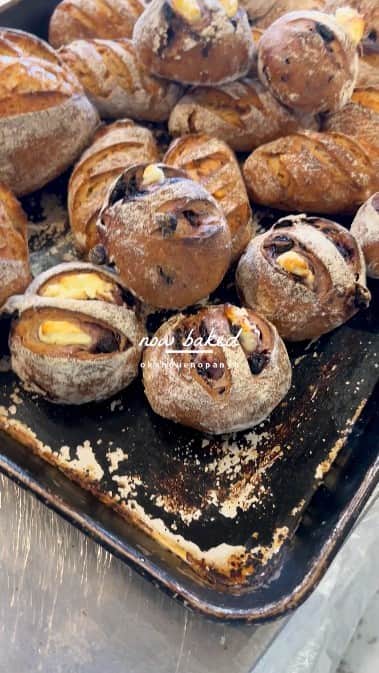 のインスタグラム：「2023.11.15  丘の上のパン屋です。  11時半前後よりハード系パン随時焼き上がっていきます。  ブルーベリーチーズたくさん焼き上がっています。 焼き立ての生地にブルーベリーとクリームチーズがとても相性がよいです。 ぜひお召し上がりください。  焼き立てパン豊富にご用意していますので、ぜひ焼き立てをテラス席でお召し上がりください。  11:30～ ・バゲット ・沖縄ベーコン ・ブルーベリーチーズ ・クリームカマンベール ・パンオセーグル ・発酵バターのクロワッサン ・パンオショコラ ・アンチョビオリーブ ・ゴンゴンゾーラ ・いちぢくとオレンジ ・博多明太子 ・その他諸々  今日も焼き立てパンとともに 宜しくお願い致します。」