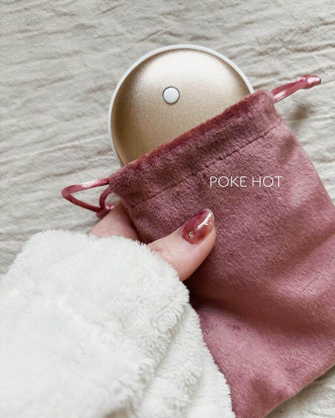 山田みみのインスタグラム：「. ⁡ 冬の必需品ホッカイロ☃️ ⁡ そもそもカイロに充電式があるのを初めて知ったし ＋これはモバイルバッテリーにもなります ⁡ 優秀か ⁡ ⁡ コンパクトだからポケットに入れて お嬢と公園行く時とか軽く出かける時に使ってます ⁡ お嬢も「あったかいねぇ〜☺️」って言いながらぬくぬく ⁡ ⁡ 3秒で温まるって説明に書いてあって ⁡ 「(ポチ)…3秒って本当かyあったか〜😀😀😀」 ⁡ って感じでした( ⁡ ⁡ 繰り返し使えるからエコで良き🌱 ⁡ ⁡ ⁡ ⁡ ⁡ ⁡ ⁡ #PR @glopan_beauty #glopan_beauty #ポケホット #充電式カイロ #モバイルバッテリー #冬物雑貨 #ママスタグラム」