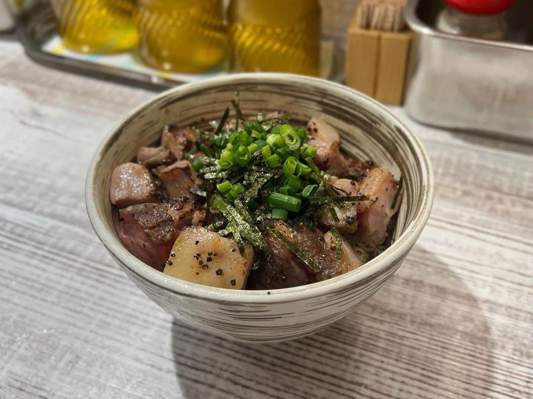 SUSURUさんのインスタグラム写真 - (SUSURUInstagram)「ガチうまい‥ 感動級の鶏白湯ラーメンに出会いました。 ラーメン家 あかぎさん。 ウマスギィ！ #susuru_tv #ラーメン家あかぎ #上新庄 #大阪 #超超うまい  #ラーメン #らーめん #ramen #ラーメン部 #ramennoodles #毎日ラーメン生活 #麺スタグラム #japaneseramen #japanramen #foodstagram #foodie #noodles #instanoodle #instaramen #instafood #大阪ラーメン #鶏白湯ラーメン #鶏白湯」11月15日 12時20分 - susuru_tv