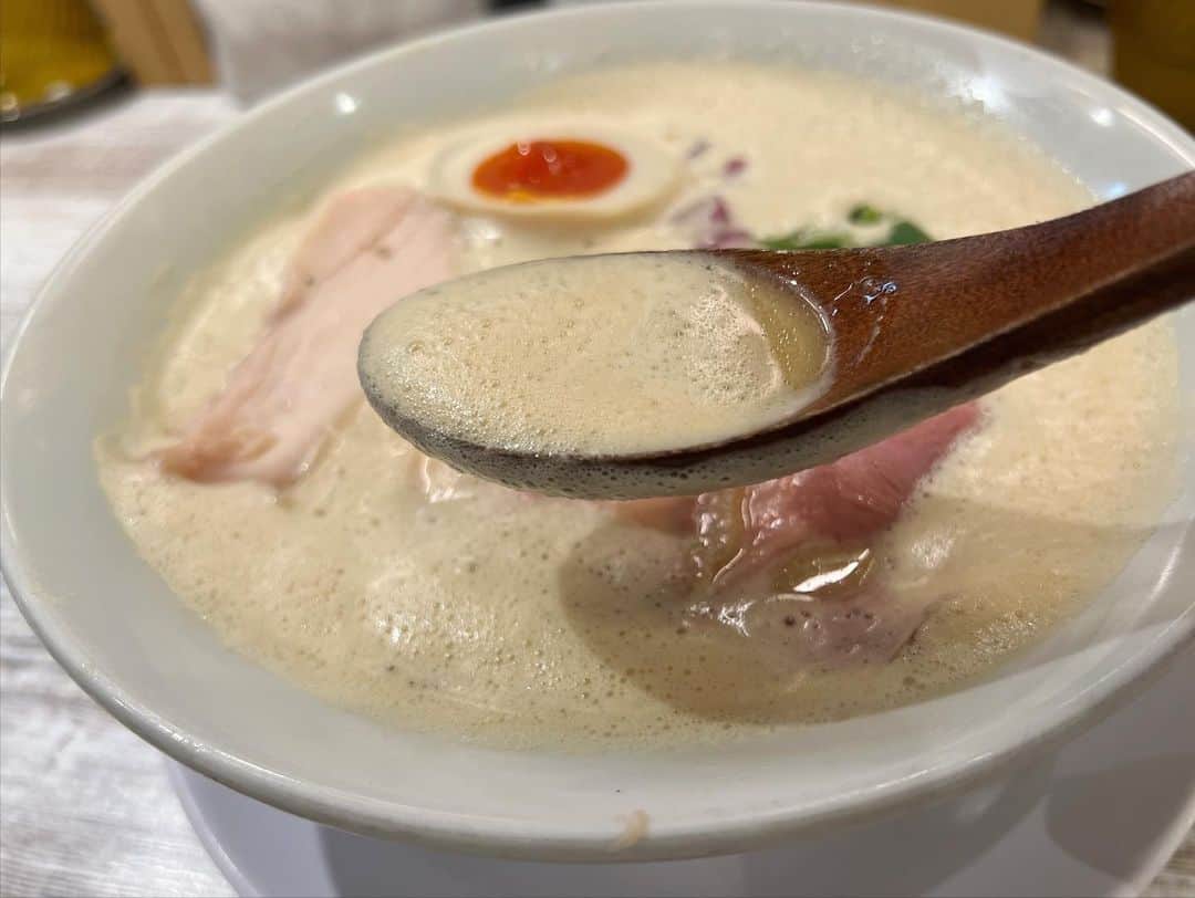 SUSURUさんのインスタグラム写真 - (SUSURUInstagram)「ガチうまい‥ 感動級の鶏白湯ラーメンに出会いました。 ラーメン家 あかぎさん。 ウマスギィ！ #susuru_tv #ラーメン家あかぎ #上新庄 #大阪 #超超うまい  #ラーメン #らーめん #ramen #ラーメン部 #ramennoodles #毎日ラーメン生活 #麺スタグラム #japaneseramen #japanramen #foodstagram #foodie #noodles #instanoodle #instaramen #instafood #大阪ラーメン #鶏白湯ラーメン #鶏白湯」11月15日 12時20分 - susuru_tv