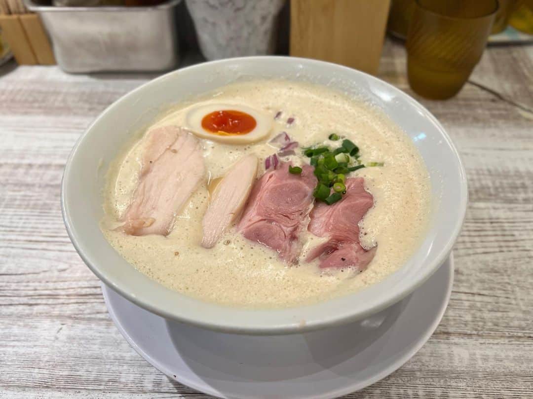SUSURUさんのインスタグラム写真 - (SUSURUInstagram)「ガチうまい‥ 感動級の鶏白湯ラーメンに出会いました。 ラーメン家 あかぎさん。 ウマスギィ！ #susuru_tv #ラーメン家あかぎ #上新庄 #大阪 #超超うまい  #ラーメン #らーめん #ramen #ラーメン部 #ramennoodles #毎日ラーメン生活 #麺スタグラム #japaneseramen #japanramen #foodstagram #foodie #noodles #instanoodle #instaramen #instafood #大阪ラーメン #鶏白湯ラーメン #鶏白湯」11月15日 12時20分 - susuru_tv