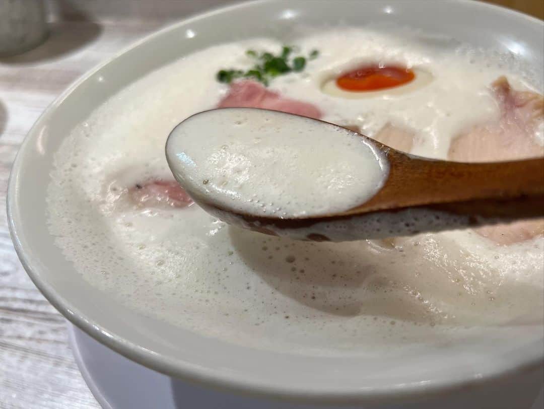 SUSURUさんのインスタグラム写真 - (SUSURUInstagram)「ガチうまい‥ 感動級の鶏白湯ラーメンに出会いました。 ラーメン家 あかぎさん。 ウマスギィ！ #susuru_tv #ラーメン家あかぎ #上新庄 #大阪 #超超うまい  #ラーメン #らーめん #ramen #ラーメン部 #ramennoodles #毎日ラーメン生活 #麺スタグラム #japaneseramen #japanramen #foodstagram #foodie #noodles #instanoodle #instaramen #instafood #大阪ラーメン #鶏白湯ラーメン #鶏白湯」11月15日 12時20分 - susuru_tv