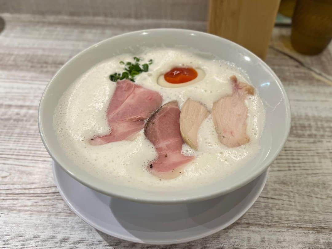 SUSURUさんのインスタグラム写真 - (SUSURUInstagram)「ガチうまい‥ 感動級の鶏白湯ラーメンに出会いました。 ラーメン家 あかぎさん。 ウマスギィ！ #susuru_tv #ラーメン家あかぎ #上新庄 #大阪 #超超うまい  #ラーメン #らーめん #ramen #ラーメン部 #ramennoodles #毎日ラーメン生活 #麺スタグラム #japaneseramen #japanramen #foodstagram #foodie #noodles #instanoodle #instaramen #instafood #大阪ラーメン #鶏白湯ラーメン #鶏白湯」11月15日 12時20分 - susuru_tv