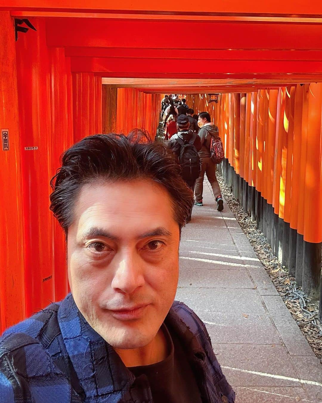 成松修さんのインスタグラム写真 - (成松修Instagram)「京都 ''伏見稲荷大社''と''安井金比羅宮'' 撮休の日に伺いました。皆さまオススメスポットアンケートに沢山の返信ありがとうございました‼︎ 魅力的な場所ばかりで一度で周れなかったので次回にでもまた。 今回は伏見稲荷大社と安井金比羅宮に行ってきました。 伏見稲荷大社は本殿の辺りは何百人もの人がいたけど2時間くらいかけて頂上までいくと6人くらいしかいませんでした。皆さん途中で断念しちゃうみたい。登りきった達成感と沢山エネルギーもらった気がします。 安井金比羅宮は効果絶大なのでオススメですって紹介してもらって夕方ギリギリに行けました！  とても有意義な撮休を過ごして仕事にも集中できましたよ。  やっぱり京都って色んな場所に風情があってエネルギー沢山もらえますね。  また必ず。  #京都 #伏見稲荷大社 #安井金比羅宮 #パワースポット #撮休 #エネルギーチャージ #京都散歩 #京都撮影 #photo」11月15日 12時20分 - ore_osamu