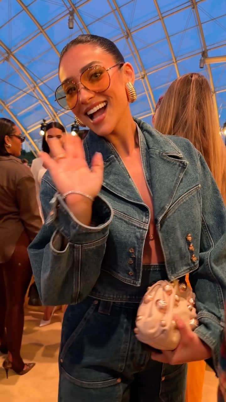 Glamour Magazineのインスタグラム：「Shay Mitchell stopped by the Cult Gaia fashion show in LA tonight in a denim on denim look. 🤩   Visit the link in bio to see the secrets behind Shay’s gorgeous skin.   🎥: @kath_thom」