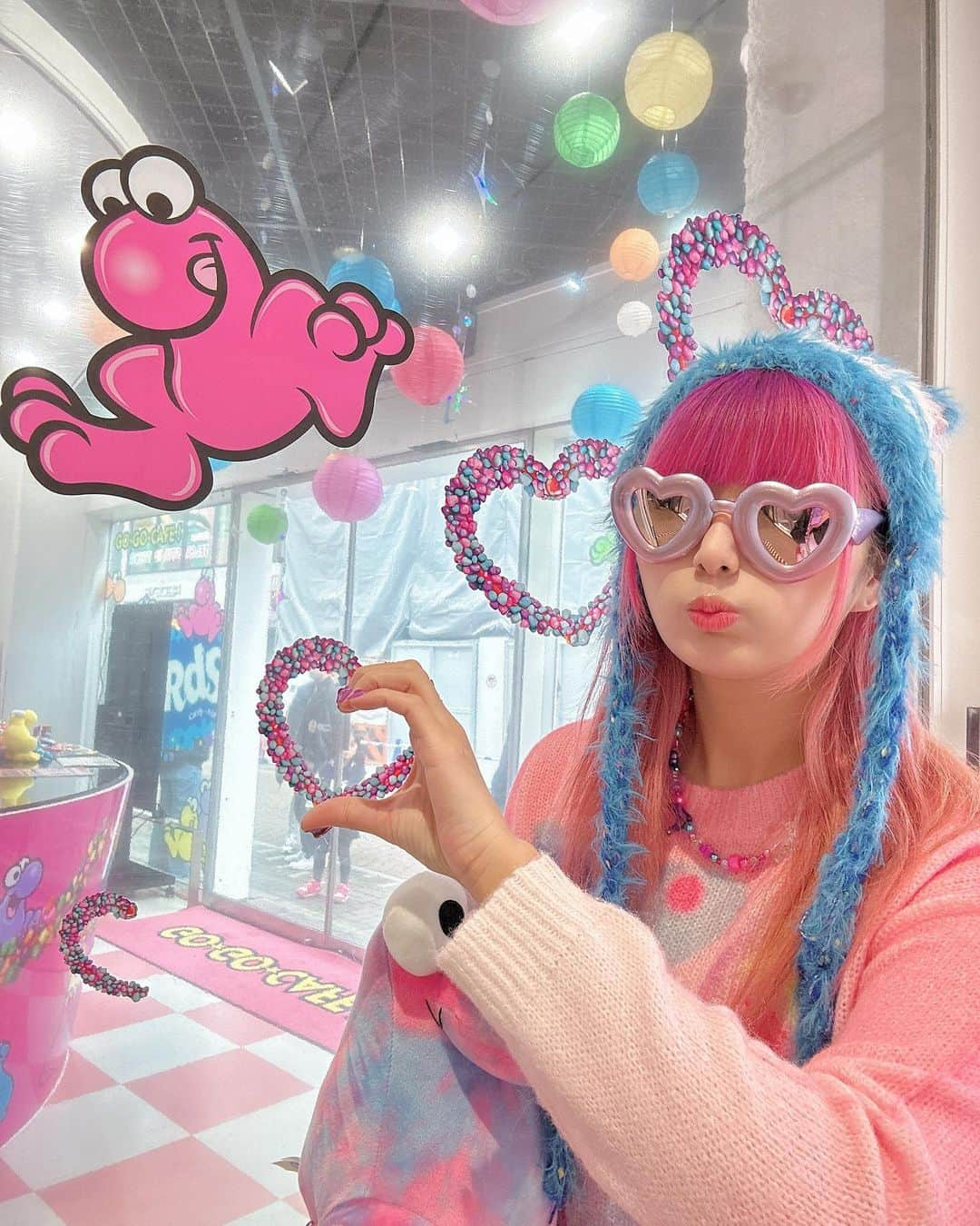 しなこさんのインスタグラム写真 - (しなこInstagram)「💜超✩重大発表💜  この度、世界中で愛されるNeRds Candyさんの 国内公式プロデューサーに任命され、 NeRdsカフェをプロデュース✨✨ させて頂きました🩷🩵🩷🩵！  本日より竹下通りのGO GO CAFEにて 大々的にオープンしております😎❤️‍🔥  竹下通りでの私のプロデュース店舗は なんと4店舗目....😱😱😱😂笑  私が考えるスイーツで原宿を盛り上げたい！という 目標を1歩1歩実現出来ているのが 本当に嬉しい🥲💓💓🥹  NeRdsは日本ではナーズロープで知った方が 多いと思うんだけど、 日本だけでなく世界中で愛されていて、 知らない人はいないくらい有名なお菓子なんです💓🌏  私は実は10年以上前から大好きでして、、、🥹 最初は中学生の頃グアムで見つけて、それ以降グアムに行くたび爆買いするくらい大好きなのでこのようにプロデューサーに任命いただいて本当に光栄です㊗️💜 人生で伏線回収したみたいな感覚😂😂  メニューとっても美味しいので、 ぜひ遊びに来てください🦄🩷💗  ◾︎カフェ開催期間 11/15~12/15 ◾︎営業時間 10:00~20:00 ◾︎しなこ来店イベント開催日 11/26 （詳細は後日載せるね😎） ◾︎※11/20 は10:00~12:00のみ営業致します ◾︎住所 東京都渋谷区神宮前1-7-1 1F  本当にこの5ヶ月間くらいずっと準備してて忙しかった😂💗笑  みんながワクワクしてくれますように🥹💓💓💓！待ってるよーーー꜀( ꜆ᐢ. ̫.ᐢ)꜆  #ナーズカフェ #NeRds #NeRdsCandy #ナーズロープ #gogocafe #candyagogo」11月15日 12時22分 - ssshinako