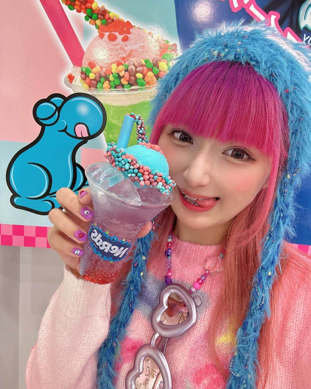 しなこさんのインスタグラム写真 - (しなこInstagram)「💜超✩重大発表💜  この度、世界中で愛されるNeRds Candyさんの 国内公式プロデューサーに任命され、 NeRdsカフェをプロデュース✨✨ させて頂きました🩷🩵🩷🩵！  本日より竹下通りのGO GO CAFEにて 大々的にオープンしております😎❤️‍🔥  竹下通りでの私のプロデュース店舗は なんと4店舗目....😱😱😱😂笑  私が考えるスイーツで原宿を盛り上げたい！という 目標を1歩1歩実現出来ているのが 本当に嬉しい🥲💓💓🥹  NeRdsは日本ではナーズロープで知った方が 多いと思うんだけど、 日本だけでなく世界中で愛されていて、 知らない人はいないくらい有名なお菓子なんです💓🌏  私は実は10年以上前から大好きでして、、、🥹 最初は中学生の頃グアムで見つけて、それ以降グアムに行くたび爆買いするくらい大好きなのでこのようにプロデューサーに任命いただいて本当に光栄です㊗️💜 人生で伏線回収したみたいな感覚😂😂  メニューとっても美味しいので、 ぜひ遊びに来てください🦄🩷💗  ◾︎カフェ開催期間 11/15~12/15 ◾︎営業時間 10:00~20:00 ◾︎しなこ来店イベント開催日 11/26 （詳細は後日載せるね😎） ◾︎※11/20 は10:00~12:00のみ営業致します ◾︎住所 東京都渋谷区神宮前1-7-1 1F  本当にこの5ヶ月間くらいずっと準備してて忙しかった😂💗笑  みんながワクワクしてくれますように🥹💓💓💓！待ってるよーーー꜀( ꜆ᐢ. ̫.ᐢ)꜆  #ナーズカフェ #NeRds #NeRdsCandy #ナーズロープ #gogocafe #candyagogo」11月15日 12時22分 - ssshinako