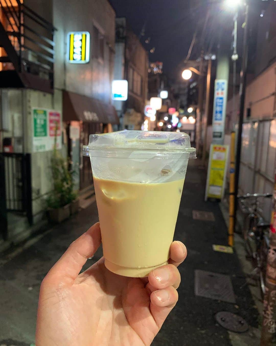 出井隼之介（ヤーレンズ）さんのインスタグラム写真 - (出井隼之介（ヤーレンズ）Instagram)「＂SAMOYED COFFEE FREAKS＂ 歌舞伎町で美味いコーヒー飲めるの嬉し過ぎる。ACID多め、、というかほぼACIDの豆。  #コーヒー #珈琲 #コーヒースタンド #コーヒー大好き #カフェ #カフェ巡り #カフェ部 #カフェ散歩 #喫茶店 #喫茶部 #cafe #cafetime #cafestagram #cafeculture #cafelife #coffee #coffeetime #coffeeshop #coffeebreak #coffeelove #coffeelovers #coffeeculture #coffeelife #coffeeholic #coffeeshopvibes」11月15日 12時22分 - dei_junnosuke