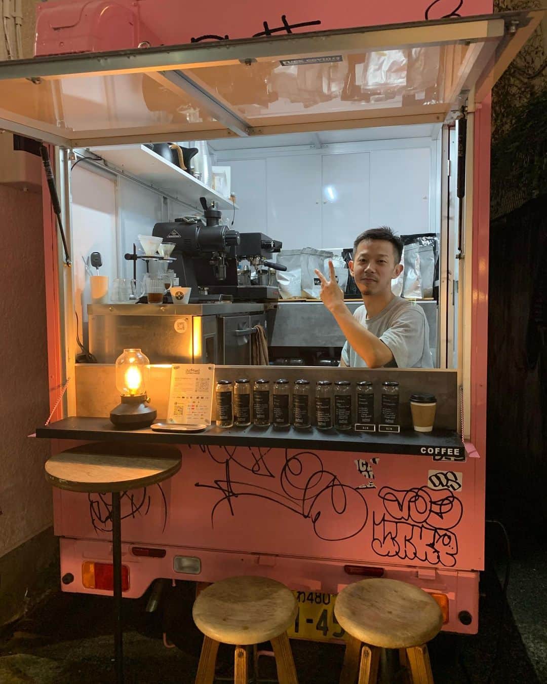 出井隼之介（ヤーレンズ）さんのインスタグラム写真 - (出井隼之介（ヤーレンズ）Instagram)「＂SAMOYED COFFEE FREAKS＂ 歌舞伎町で美味いコーヒー飲めるの嬉し過ぎる。ACID多め、、というかほぼACIDの豆。  #コーヒー #珈琲 #コーヒースタンド #コーヒー大好き #カフェ #カフェ巡り #カフェ部 #カフェ散歩 #喫茶店 #喫茶部 #cafe #cafetime #cafestagram #cafeculture #cafelife #coffee #coffeetime #coffeeshop #coffeebreak #coffeelove #coffeelovers #coffeeculture #coffeelife #coffeeholic #coffeeshopvibes」11月15日 12時22分 - dei_junnosuke