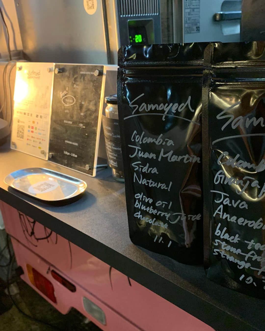 出井隼之介（ヤーレンズ）さんのインスタグラム写真 - (出井隼之介（ヤーレンズ）Instagram)「＂SAMOYED COFFEE FREAKS＂ 歌舞伎町で美味いコーヒー飲めるの嬉し過ぎる。ACID多め、、というかほぼACIDの豆。  #コーヒー #珈琲 #コーヒースタンド #コーヒー大好き #カフェ #カフェ巡り #カフェ部 #カフェ散歩 #喫茶店 #喫茶部 #cafe #cafetime #cafestagram #cafeculture #cafelife #coffee #coffeetime #coffeeshop #coffeebreak #coffeelove #coffeelovers #coffeeculture #coffeelife #coffeeholic #coffeeshopvibes」11月15日 12時22分 - dei_junnosuke