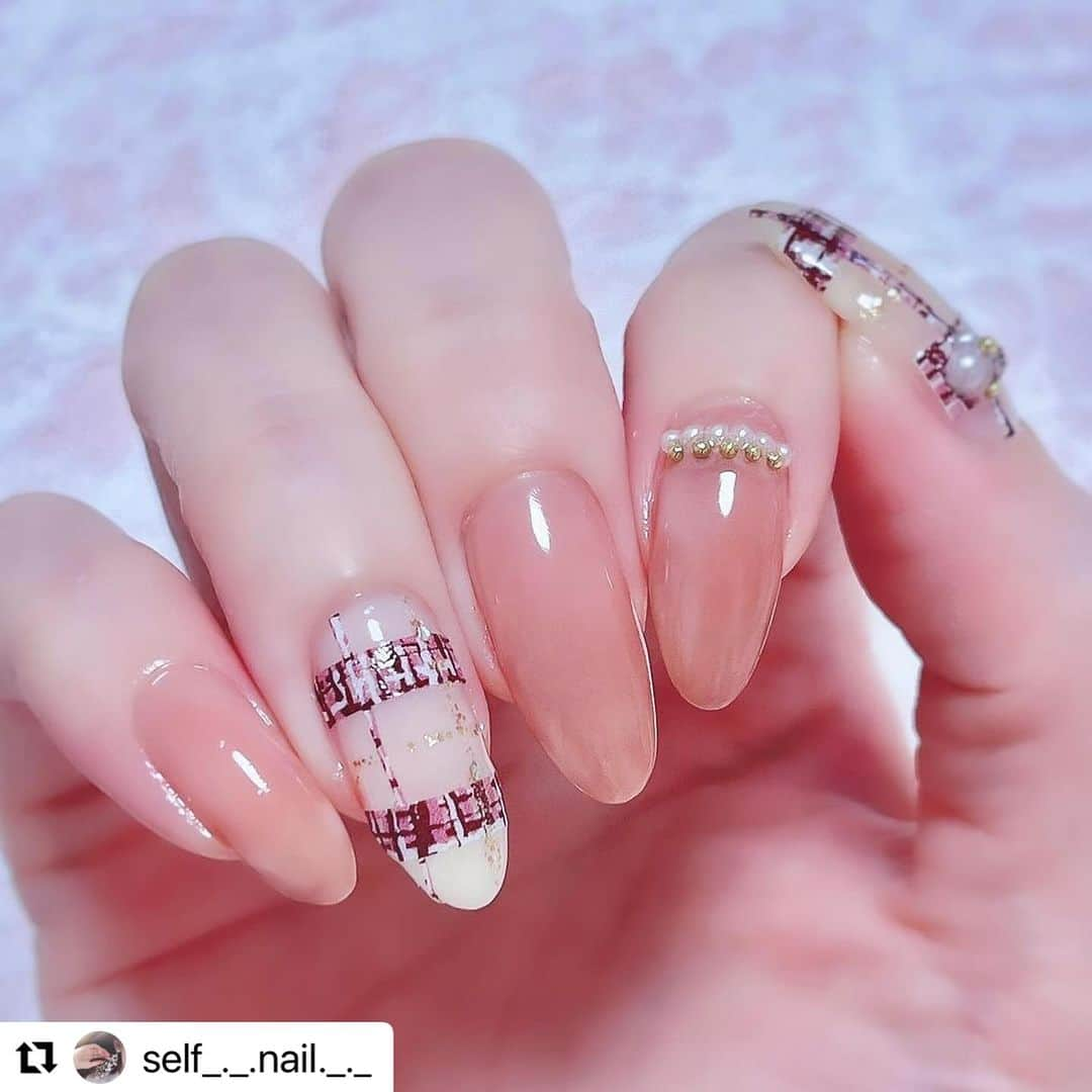 【PLANET NAIL（プラネット ネイル）】公式さんのインスタグラム写真 - (【PLANET NAIL（プラネット ネイル）】公式Instagram)「✰✰✰✰✰✰✰✰✰✰✰✰ PLANET Gir🪐 @self_._.nail._._ さま♡  PLB16 シリウスの光線を使った たまらなく可愛いツイードチェックデザインを ご紹介します🥺🩷✨✨ ╍ ╍ ╍ ╍ ╍ ╍ ╍ ╍ ╍ ╍ ╍ ╍ ╍  ツイードチェック💝　　　　  　　　　 　使用ポリッシュᝰ✍︎꙳⋆ ___________________  @canmaketokyo N29 N70 @planet.jp PLB16 シリウスの光線 @chifure_official 細筆タイプ006 ___________________  　　　　 　　　　 　親指.薬指 ￣￣￣￣￣￣ 　N29を2度塗り💖  　ツイードシールを細く切って貼る  　ちふれの006でラメラインを描いて  　ポイントでシリウスの光線のラメを乗せる  　ラインストーンつける💖 　　　　  　人差し指.中指.小指 ￣￣￣￣￣￣￣￣￣￣￣ 　N70を2度塗りして、N29を上から1度塗り💖  　　　　  　きいなさん @kiinanail の投稿を見て思わずかわいい、❕  　ってなって真似させてもらいました🥹💗  　本当に毎回かわいいデザインを思い付いて  　すごい天才と思っている🥹優しいし🥲💞  　ツイードシールは今話題？のセリアのやつです🥰  　お気に入り😽💓 　　　　  　　　　 　　　　　　　　  #selfnail #selfnails  #nailart #naildesign #instanails #nailstagram #polish #polishnail #nailpolish #セルフネイル #ポリッシュネイル #ネイルポリッシュ #ポリッシュ #マニキュア #手元クラブ #ツイードネイル #秋ネイル」11月15日 12時25分 - planet.jp