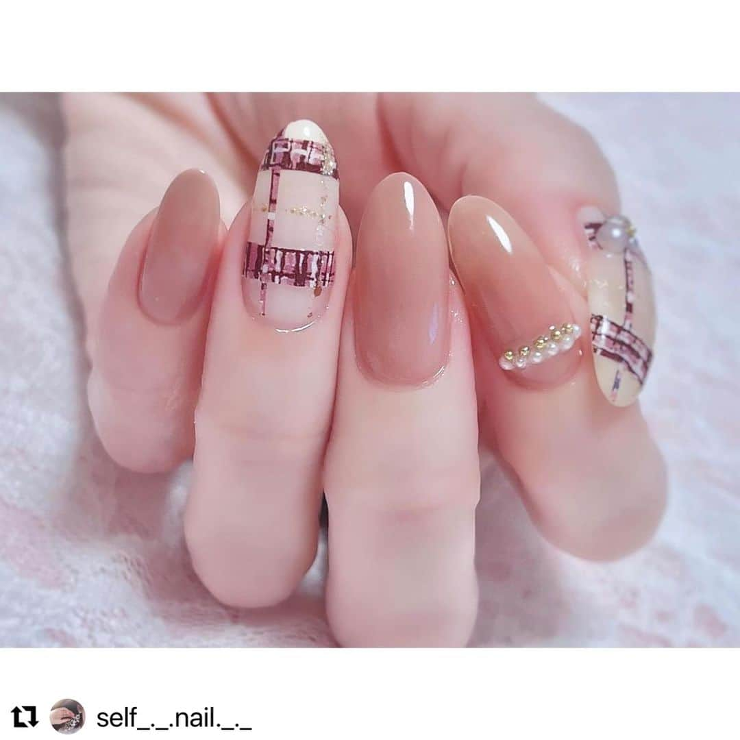 【PLANET NAIL（プラネット ネイル）】公式さんのインスタグラム写真 - (【PLANET NAIL（プラネット ネイル）】公式Instagram)「✰✰✰✰✰✰✰✰✰✰✰✰ PLANET Gir🪐 @self_._.nail._._ さま♡  PLB16 シリウスの光線を使った たまらなく可愛いツイードチェックデザインを ご紹介します🥺🩷✨✨ ╍ ╍ ╍ ╍ ╍ ╍ ╍ ╍ ╍ ╍ ╍ ╍ ╍  ツイードチェック💝　　　　  　　　　 　使用ポリッシュᝰ✍︎꙳⋆ ___________________  @canmaketokyo N29 N70 @planet.jp PLB16 シリウスの光線 @chifure_official 細筆タイプ006 ___________________  　　　　 　　　　 　親指.薬指 ￣￣￣￣￣￣ 　N29を2度塗り💖  　ツイードシールを細く切って貼る  　ちふれの006でラメラインを描いて  　ポイントでシリウスの光線のラメを乗せる  　ラインストーンつける💖 　　　　  　人差し指.中指.小指 ￣￣￣￣￣￣￣￣￣￣￣ 　N70を2度塗りして、N29を上から1度塗り💖  　　　　  　きいなさん @kiinanail の投稿を見て思わずかわいい、❕  　ってなって真似させてもらいました🥹💗  　本当に毎回かわいいデザインを思い付いて  　すごい天才と思っている🥹優しいし🥲💞  　ツイードシールは今話題？のセリアのやつです🥰  　お気に入り😽💓 　　　　  　　　　 　　　　　　　　  #selfnail #selfnails  #nailart #naildesign #instanails #nailstagram #polish #polishnail #nailpolish #セルフネイル #ポリッシュネイル #ネイルポリッシュ #ポリッシュ #マニキュア #手元クラブ #ツイードネイル #秋ネイル」11月15日 12時25分 - planet.jp