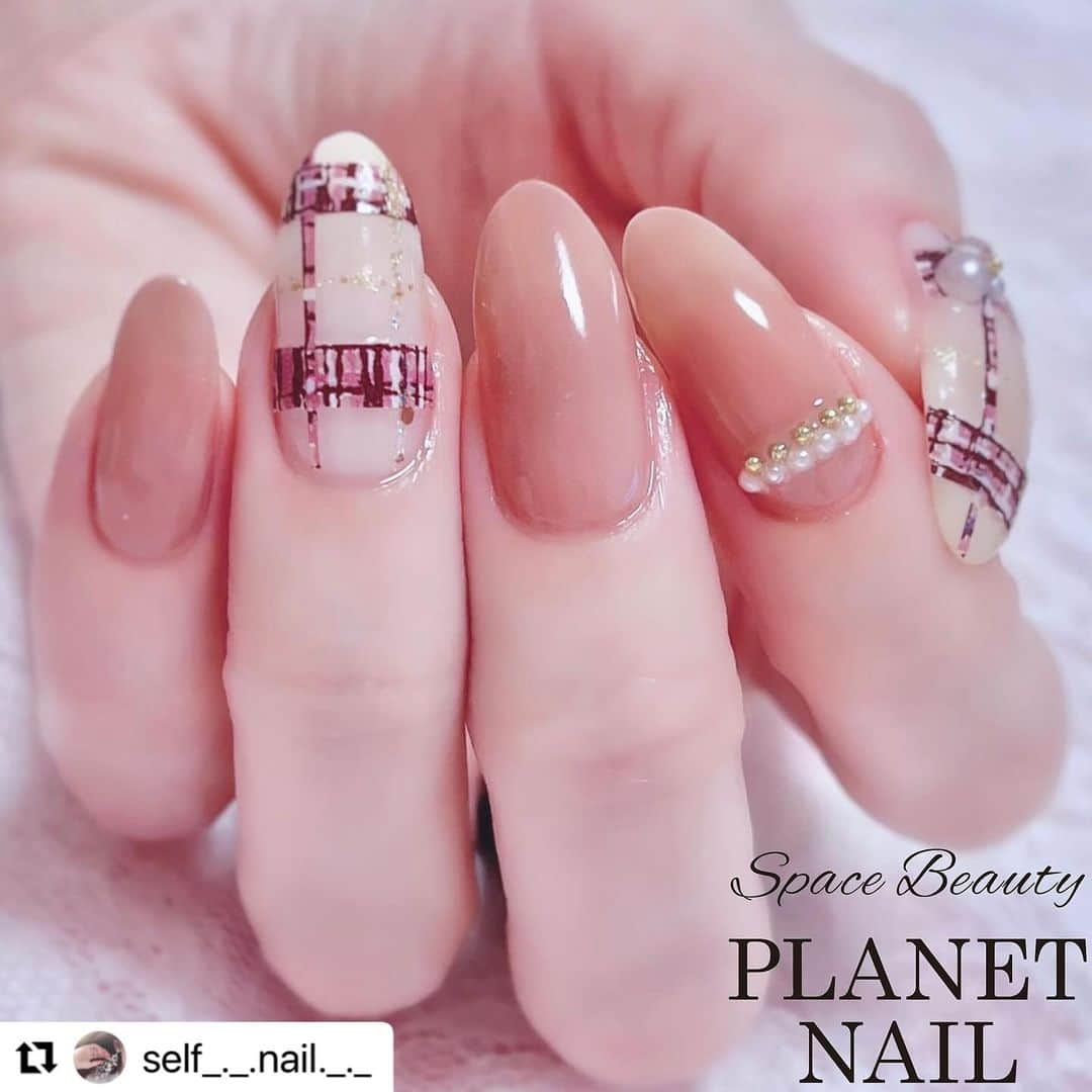 【PLANET NAIL（プラネット ネイル）】公式さんのインスタグラム写真 - (【PLANET NAIL（プラネット ネイル）】公式Instagram)「✰✰✰✰✰✰✰✰✰✰✰✰ PLANET Gir🪐 @self_._.nail._._ さま♡  PLB16 シリウスの光線を使った たまらなく可愛いツイードチェックデザインを ご紹介します🥺🩷✨✨ ╍ ╍ ╍ ╍ ╍ ╍ ╍ ╍ ╍ ╍ ╍ ╍ ╍  ツイードチェック💝　　　　  　　　　 　使用ポリッシュᝰ✍︎꙳⋆ ___________________  @canmaketokyo N29 N70 @planet.jp PLB16 シリウスの光線 @chifure_official 細筆タイプ006 ___________________  　　　　 　　　　 　親指.薬指 ￣￣￣￣￣￣ 　N29を2度塗り💖  　ツイードシールを細く切って貼る  　ちふれの006でラメラインを描いて  　ポイントでシリウスの光線のラメを乗せる  　ラインストーンつける💖 　　　　  　人差し指.中指.小指 ￣￣￣￣￣￣￣￣￣￣￣ 　N70を2度塗りして、N29を上から1度塗り💖  　　　　  　きいなさん @kiinanail の投稿を見て思わずかわいい、❕  　ってなって真似させてもらいました🥹💗  　本当に毎回かわいいデザインを思い付いて  　すごい天才と思っている🥹優しいし🥲💞  　ツイードシールは今話題？のセリアのやつです🥰  　お気に入り😽💓 　　　　  　　　　 　　　　　　　　  #selfnail #selfnails  #nailart #naildesign #instanails #nailstagram #polish #polishnail #nailpolish #セルフネイル #ポリッシュネイル #ネイルポリッシュ #ポリッシュ #マニキュア #手元クラブ #ツイードネイル #秋ネイル」11月15日 12時25分 - planet.jp