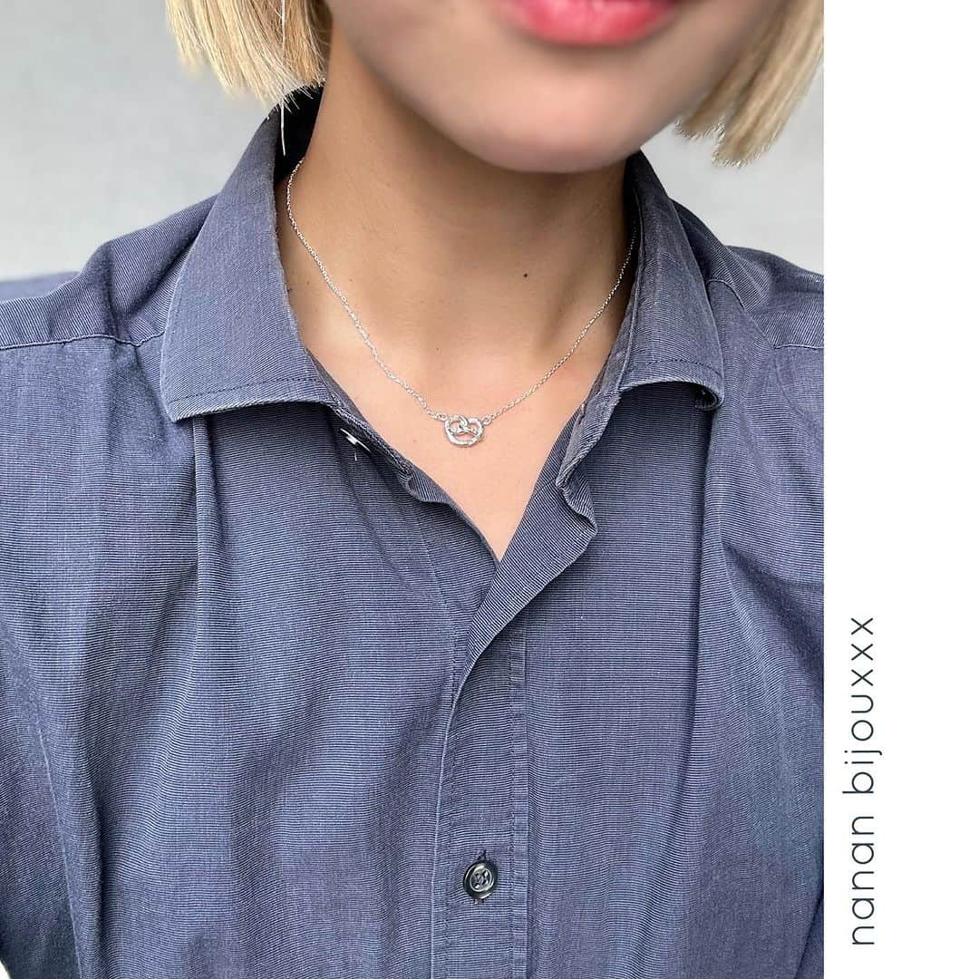 内田奈々のインスタグラム：「🥨 𝑺𝒂𝒍𝒕 𝒑𝒓𝒆𝒕𝒛𝒆𝒍 🥨 ネックレスは… ⁡ ダイヤモンド エチオピアオパール カラーチェンジガーネット の3種類 ⁡ ギフトにもいかがでしょうか♡ ⁡ こちらは、直営店とWebで！ ネックレスは熊本には並びません ご注意ください ⁡ 直営店、Web 12/2〜 ⁡ ＿＿＿＿＿＿＿＿＿＿＿＿＿＿＿ 直営店は2023年5月1日から不定期営業になります。 ハイライトに営業日記載あり ⁡ お問い合わせ専用公式LINE @ nananbijouxxx (@マークを入れて検索) ※InstagramのDMでのお問い合わせは承っておりません。 #nananbijouxxx」