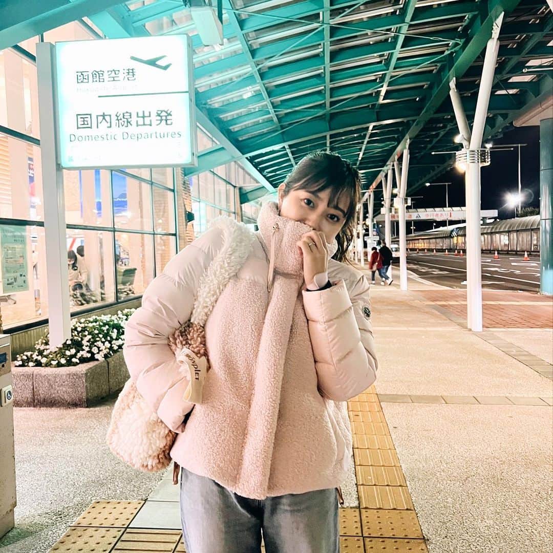 菊地亜美のインスタグラム：「. 沢山メッセージ頂いてたダウン。  @capehorn_jp のダウンジャケットです♡ 着るのを待ち望んでいて、北海道の寒い日に⛄️  高品質なダウンブランドの中ではお手頃で、暖かくてかわいい♡ ピンクはもう無いかもしれませんが、 可愛いダウン沢山です☪︎」