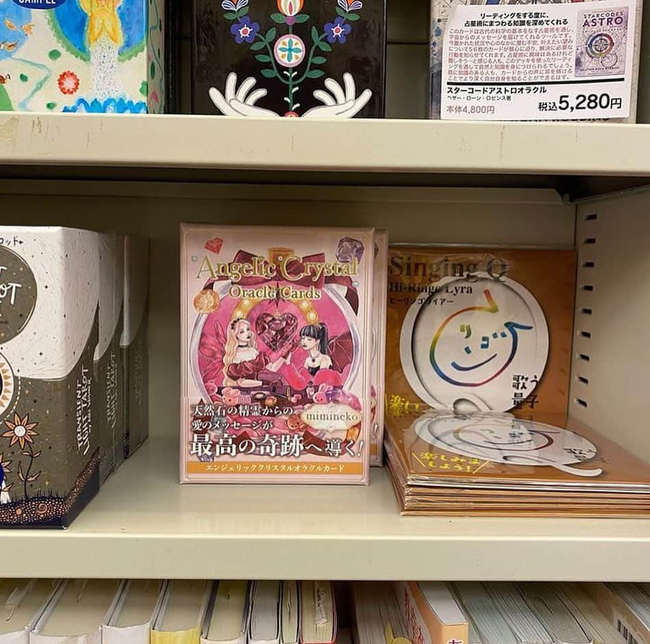 miminekoさんのインスタグラム写真 - (miminekoInstagram)「. 池袋に用事があり、「そうだ、この辺には大きい本屋さんが沢山あったなぁ」と思い出して行ってみたら、私の「Angelic Crystal Oracle Cards」が並んでいました〜🌈 嬉しいです☺️ ⁡ それにしても、池袋は本屋さん激戦区なんですね！すごく大きい本屋さんが3軒くらいあって、このご時世に凄いです。 お客様も沢山入っていました。 やっぱり本って、実際に手に取ってパラパラ見るのが楽しいですよね。 昔から本屋さん大好きです。 ⁡ 池袋はデパートも大きくて迷子になりそうになりました（笑） 人も多くて、活気に満ち溢れていました✨ ⁡ 視聴者様からも「miminekoさんのオラクルカード、本屋さんで売られていましたよ〜」とお写真を頂きました❤️ ありがとうございます！ ⁡ ⁡ 2枚目…池袋三省堂様 3枚目…池袋ジュンク堂様 4枚目…池袋旭屋書店様 5枚目…丸善丸の内本店様 6枚目…立川ジュンク堂様 ⁡ ⁡ 💎パワーストーンオラクルカード 「Angelic Crystal Oracle Cards」 ANGELICAサイト、Amazon、全国の書店でも好評発売中です!」11月15日 12時26分 - mimineko_neko