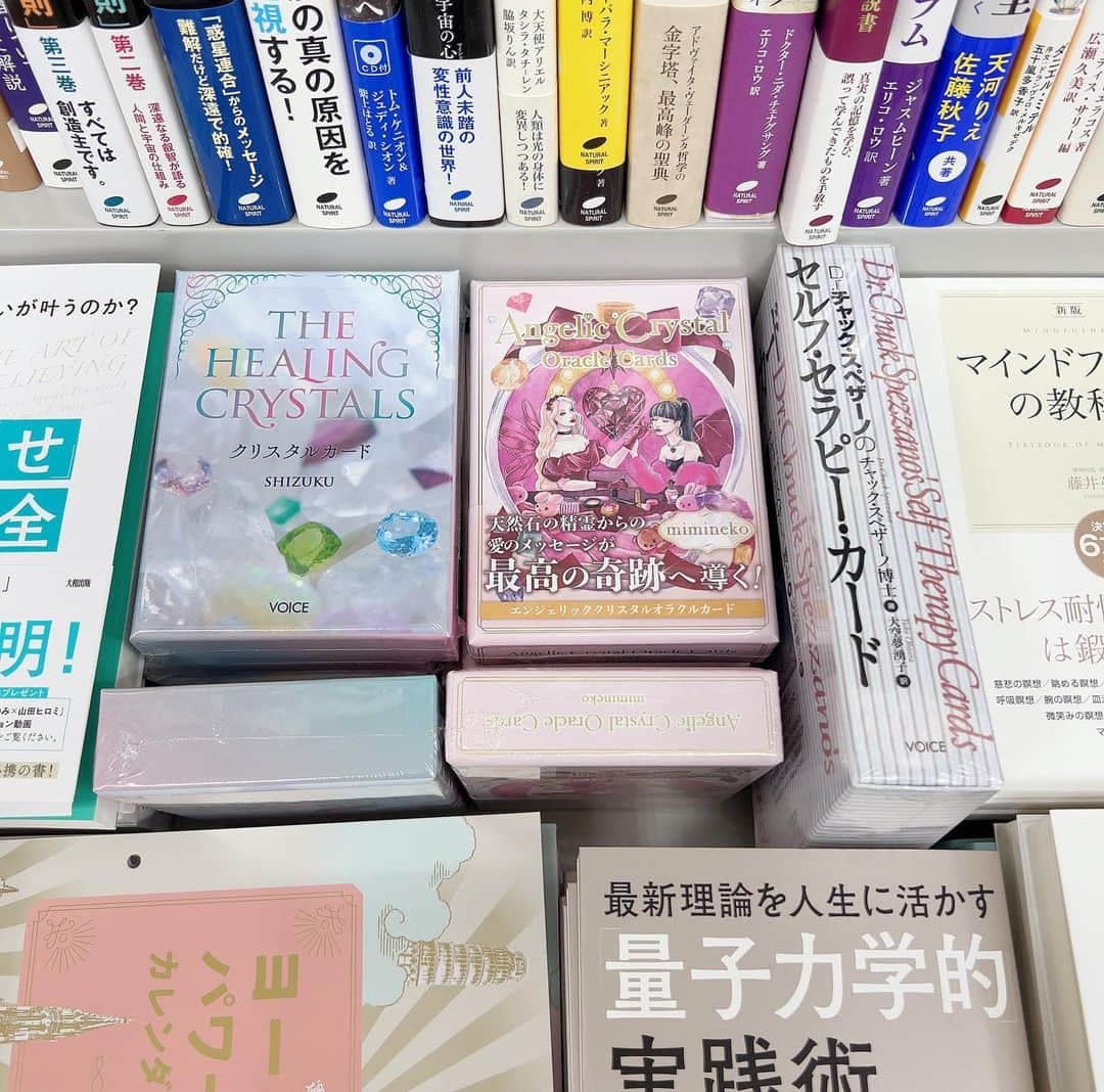 miminekoさんのインスタグラム写真 - (miminekoInstagram)「. 池袋に用事があり、「そうだ、この辺には大きい本屋さんが沢山あったなぁ」と思い出して行ってみたら、私の「Angelic Crystal Oracle Cards」が並んでいました〜🌈 嬉しいです☺️ ⁡ それにしても、池袋は本屋さん激戦区なんですね！すごく大きい本屋さんが3軒くらいあって、このご時世に凄いです。 お客様も沢山入っていました。 やっぱり本って、実際に手に取ってパラパラ見るのが楽しいですよね。 昔から本屋さん大好きです。 ⁡ 池袋はデパートも大きくて迷子になりそうになりました（笑） 人も多くて、活気に満ち溢れていました✨ ⁡ 視聴者様からも「miminekoさんのオラクルカード、本屋さんで売られていましたよ〜」とお写真を頂きました❤️ ありがとうございます！ ⁡ ⁡ 2枚目…池袋三省堂様 3枚目…池袋ジュンク堂様 4枚目…池袋旭屋書店様 5枚目…丸善丸の内本店様 6枚目…立川ジュンク堂様 ⁡ ⁡ 💎パワーストーンオラクルカード 「Angelic Crystal Oracle Cards」 ANGELICAサイト、Amazon、全国の書店でも好評発売中です!」11月15日 12時26分 - mimineko_neko